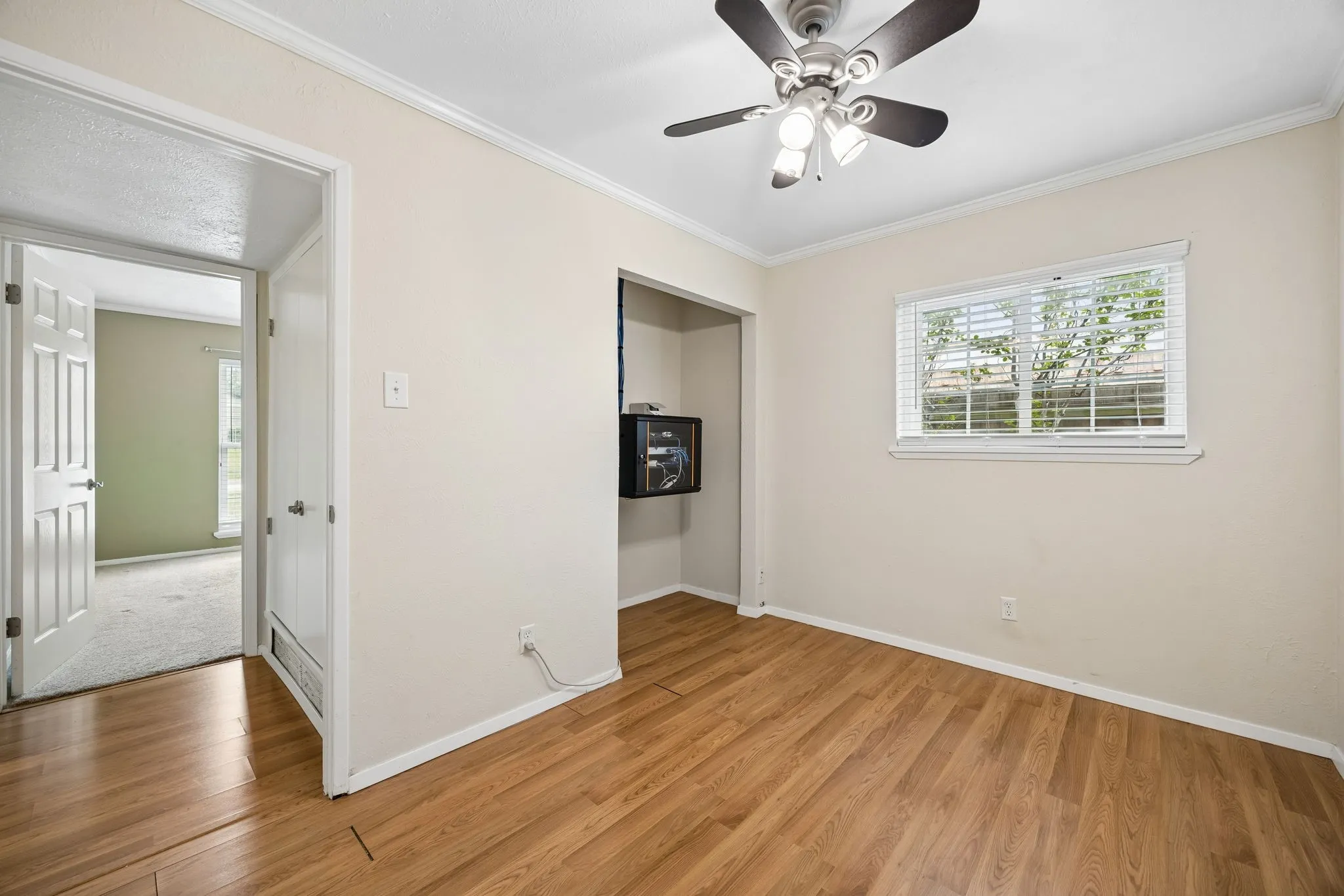 Single Family Residence For Sale in Denton County , 2936 Furneaux Lane, Carrollton, Texas 75007, 4 Bedroom, 2 Bathroom, 2 Garage spaces, 2,111 Sqft, built in 1978, Preowned, mls#21245777, Real Estate Agent in Carrollton, Homes For Sale in Denton county, Homes For Sale in Carrollton, Realtor in Carrollton Texas, Real Estate Brokerage Independent Realty Texas, Luminita Cordes Realtor