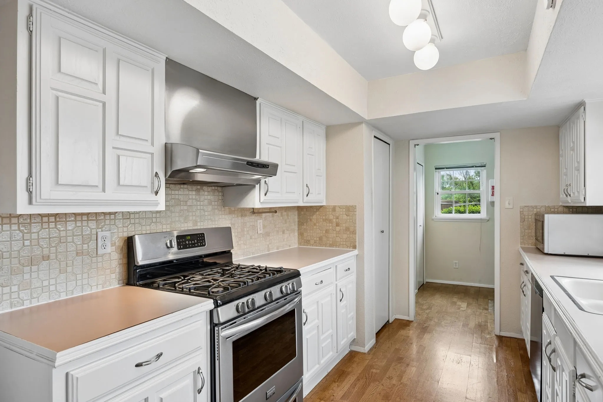 Single Family Residence For Sale in Denton County , 2936 Furneaux Lane, Carrollton, Texas 75007, 4 Bedroom, 2 Bathroom, 2 Garage spaces, 2,111 Sqft, built in 1978, Preowned, mls#21245777, Real Estate Agent in Carrollton, Homes For Sale in Denton county, Homes For Sale in Carrollton, Realtor in Carrollton Texas, Real Estate Brokerage Independent Realty Texas, Luminita Cordes Realtor