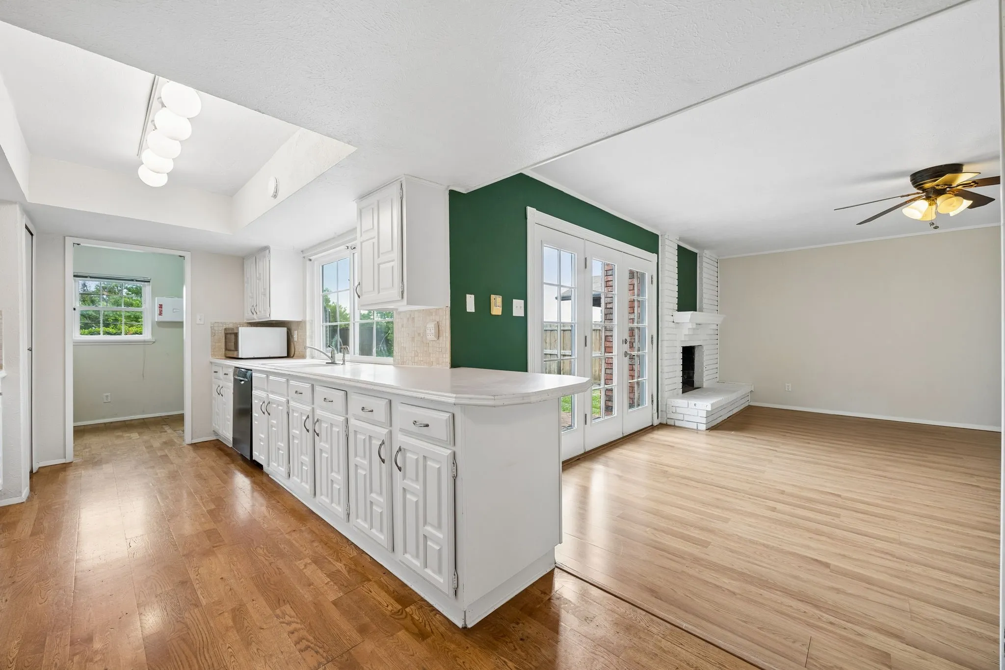 Single Family Residence For Sale in Denton County , 2936 Furneaux Lane, Carrollton, Texas 75007, 4 Bedroom, 2 Bathroom, 2 Garage spaces, 2,111 Sqft, built in 1978, Preowned, mls#21245777, Real Estate Agent in Carrollton, Homes For Sale in Denton county, Homes For Sale in Carrollton, Realtor in Carrollton Texas, Real Estate Brokerage Independent Realty Texas, Luminita Cordes Realtor