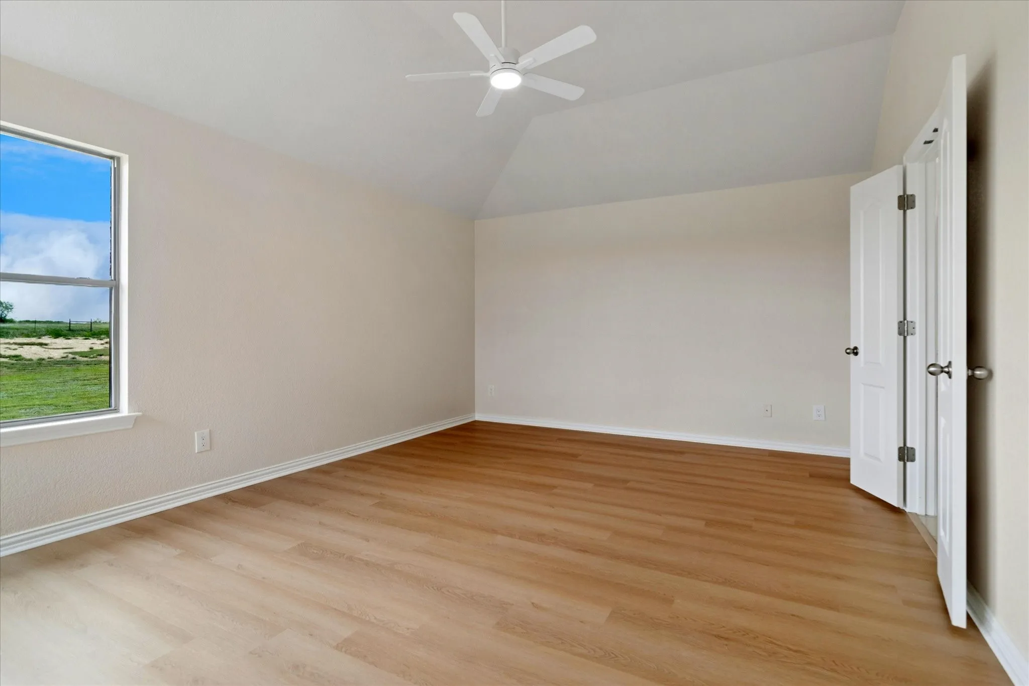Single Family Residence For Sale in Tarrant County , 11000 Owl Creek Drive, Fort Worth, Texas 76179, 4 Bedroom, 2 Bathroom, 2 Garage spaces, 2,591 Sqft, built in 2007, Preowned, mls#21246248, Real Estate Agent in Fort Worth, Homes For Sale in Tarrant county, Homes For Sale in Fort Worth, Realtor in Fort Worth Texas, Real Estate Brokerage Independent Realty Texas, Luminita Cordes Realtor