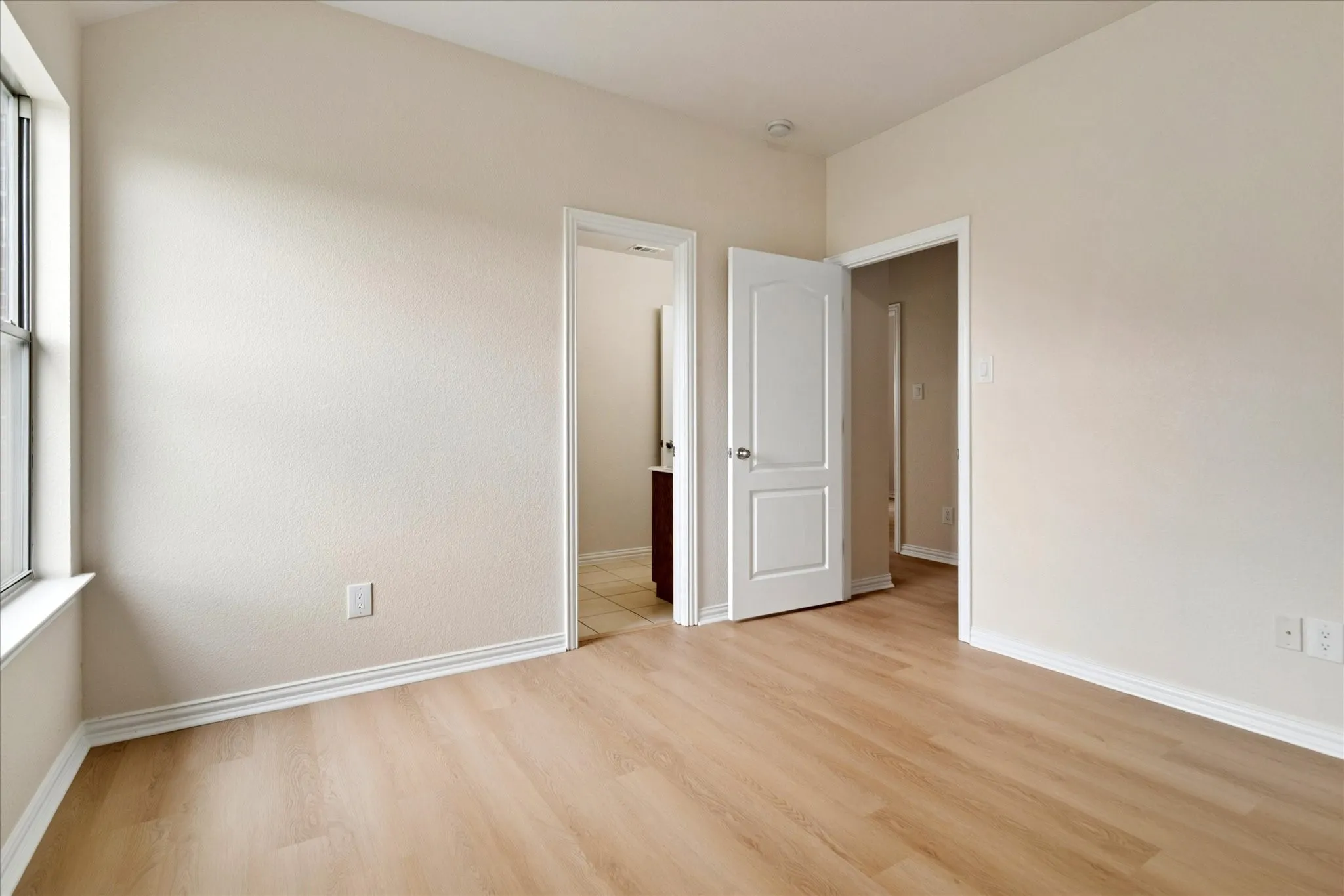 Single Family Residence For Sale in Tarrant County , 11000 Owl Creek Drive, Fort Worth, Texas 76179, 4 Bedroom, 2 Bathroom, 2 Garage spaces, 2,591 Sqft, built in 2007, Preowned, mls#21246248, Real Estate Agent in Fort Worth, Homes For Sale in Tarrant county, Homes For Sale in Fort Worth, Realtor in Fort Worth Texas, Real Estate Brokerage Independent Realty Texas, Luminita Cordes Realtor