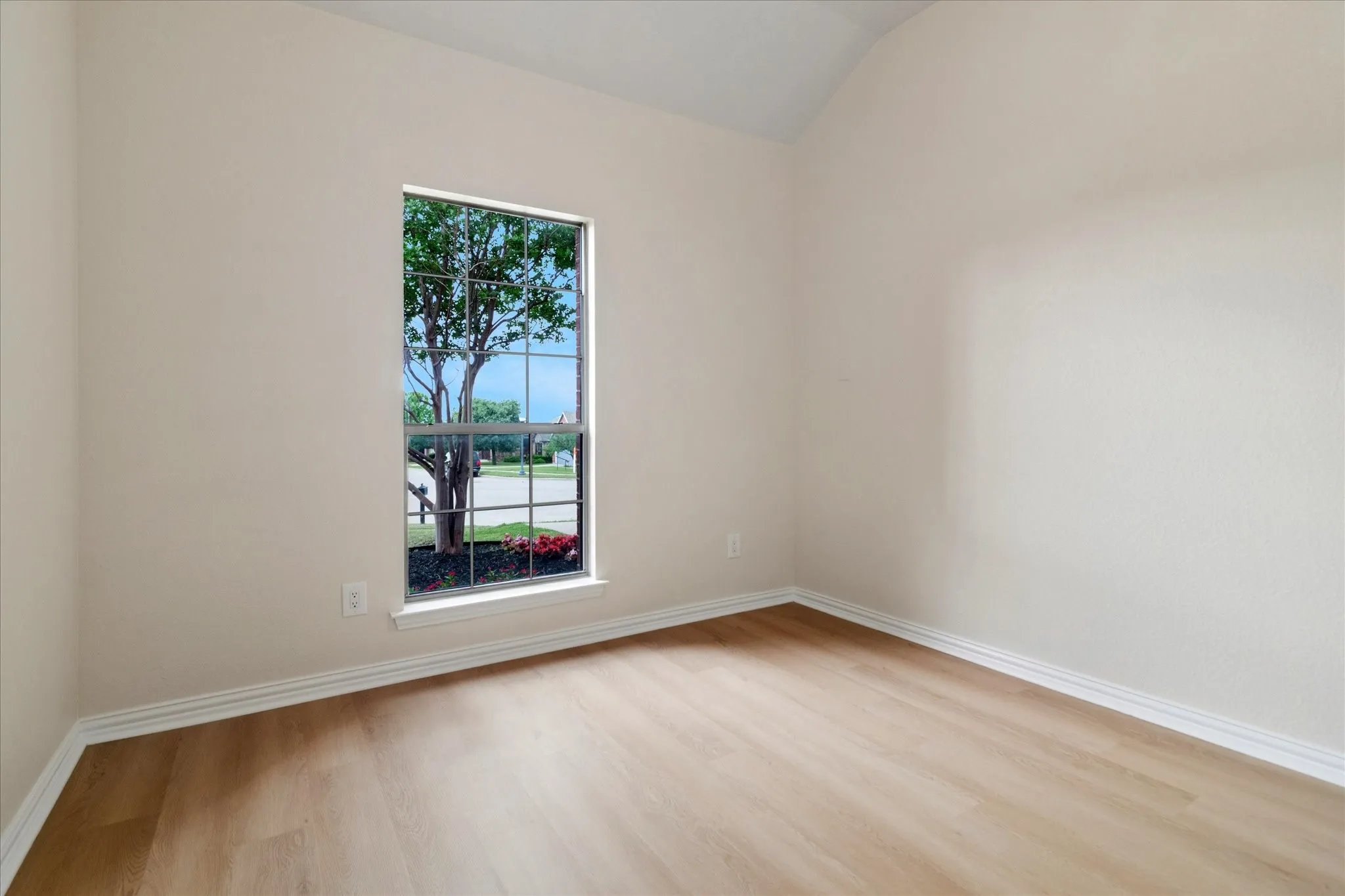 Single Family Residence For Sale in Tarrant County , 11000 Owl Creek Drive, Fort Worth, Texas 76179, 4 Bedroom, 2 Bathroom, 2 Garage spaces, 2,591 Sqft, built in 2007, Preowned, mls#21246248, Real Estate Agent in Fort Worth, Homes For Sale in Tarrant county, Homes For Sale in Fort Worth, Realtor in Fort Worth Texas, Real Estate Brokerage Independent Realty Texas, Luminita Cordes Realtor