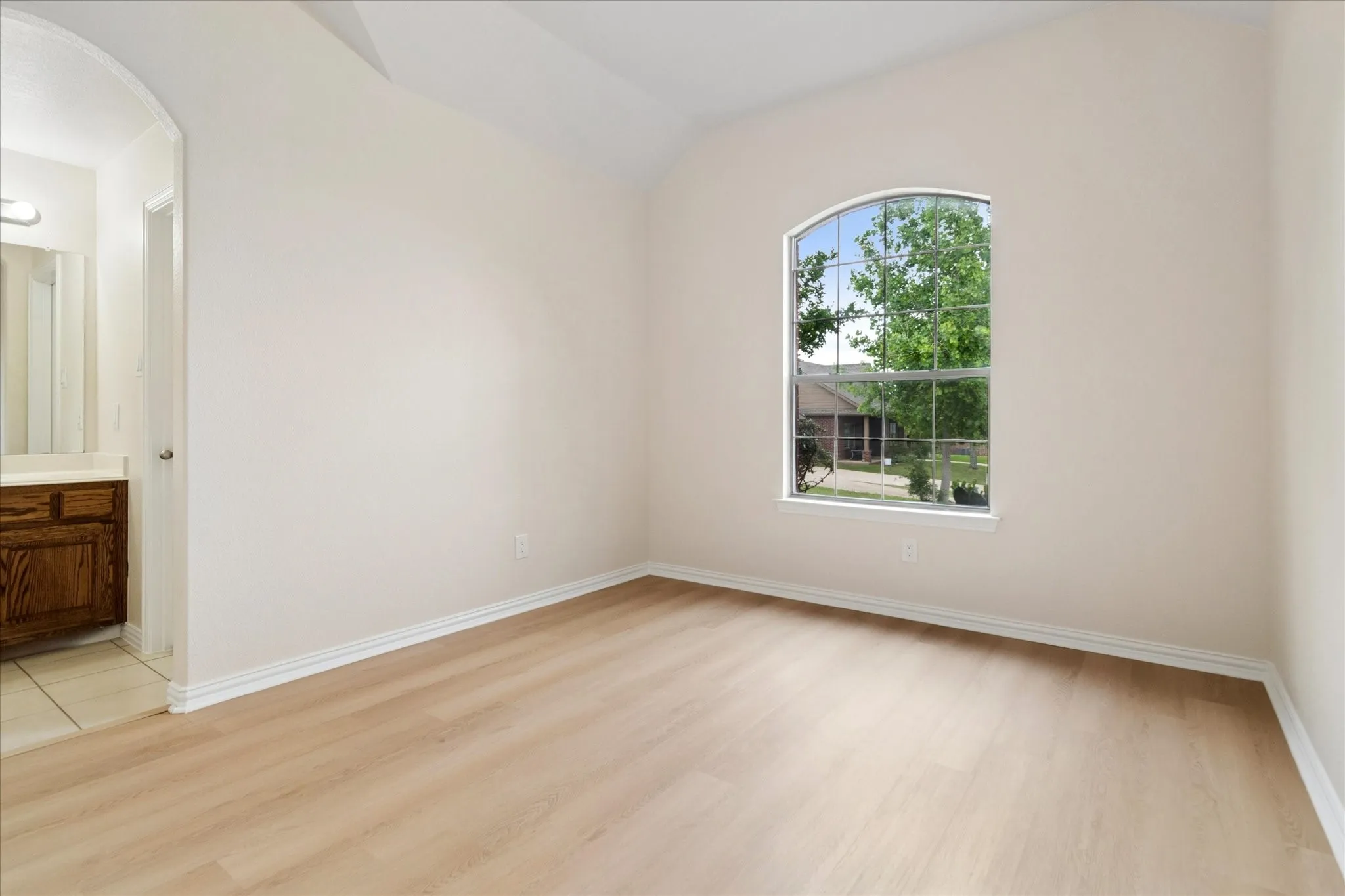 Single Family Residence For Sale in Tarrant County , 11000 Owl Creek Drive, Fort Worth, Texas 76179, 4 Bedroom, 2 Bathroom, 2 Garage spaces, 2,591 Sqft, built in 2007, Preowned, mls#21246248, Real Estate Agent in Fort Worth, Homes For Sale in Tarrant county, Homes For Sale in Fort Worth, Realtor in Fort Worth Texas, Real Estate Brokerage Independent Realty Texas, Luminita Cordes Realtor