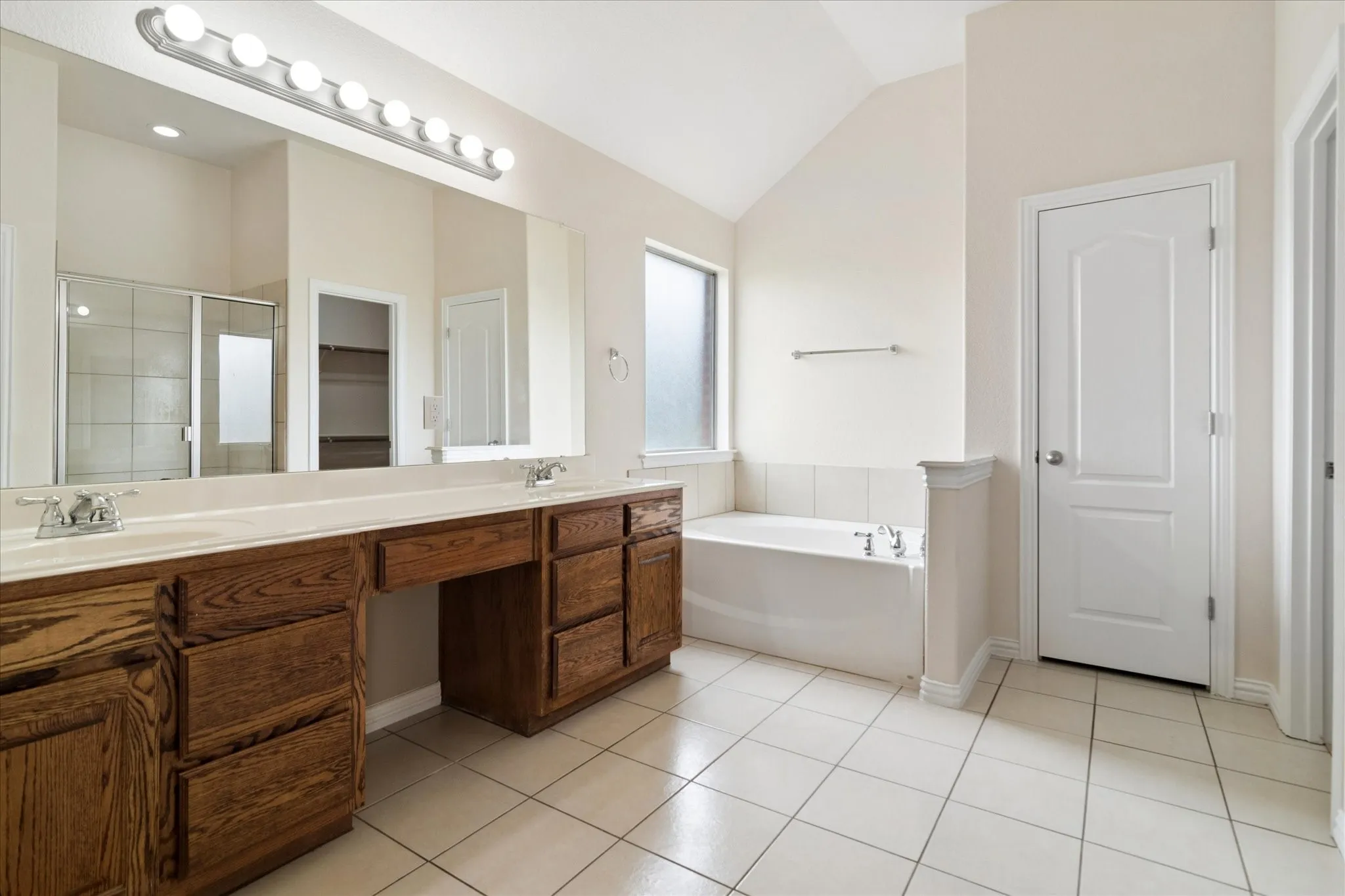 Single Family Residence For Sale in Tarrant County , 11000 Owl Creek Drive, Fort Worth, Texas 76179, 4 Bedroom, 2 Bathroom, 2 Garage spaces, 2,591 Sqft, built in 2007, Preowned, mls#21246248, Real Estate Agent in Fort Worth, Homes For Sale in Tarrant county, Homes For Sale in Fort Worth, Realtor in Fort Worth Texas, Real Estate Brokerage Independent Realty Texas, Luminita Cordes Realtor