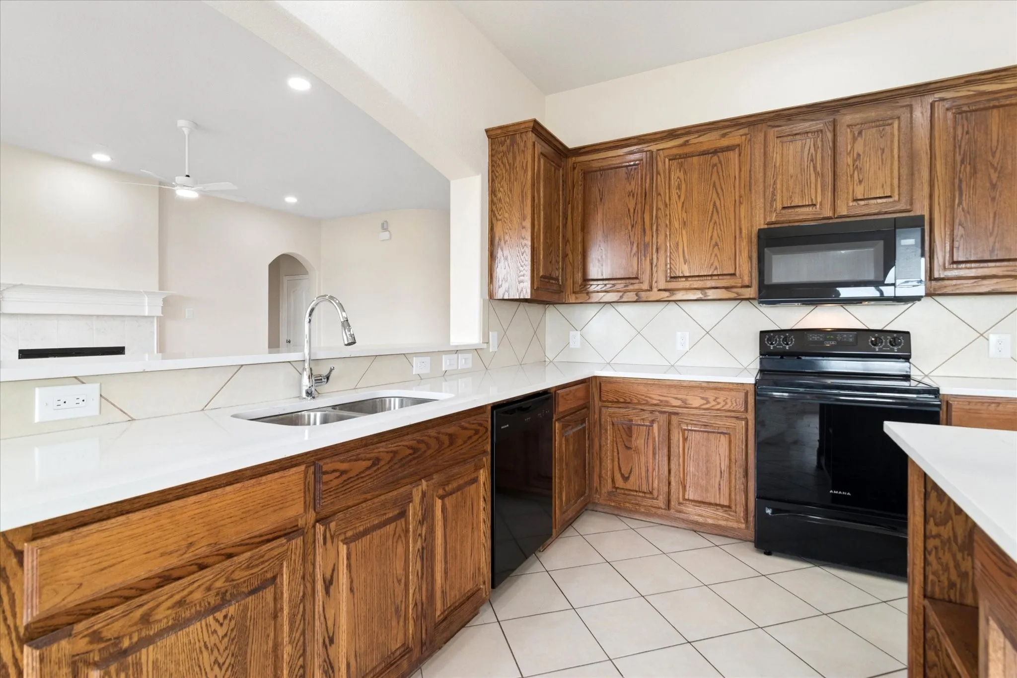 Single Family Residence For Sale in Tarrant County , 11000 Owl Creek Drive, Fort Worth, Texas 76179, 4 Bedroom, 2 Bathroom, 2 Garage spaces, 2,591 Sqft, built in 2007, Preowned, mls#21246248, Real Estate Agent in Fort Worth, Homes For Sale in Tarrant county, Homes For Sale in Fort Worth, Realtor in Fort Worth Texas, Real Estate Brokerage Independent Realty Texas, Luminita Cordes Realtor