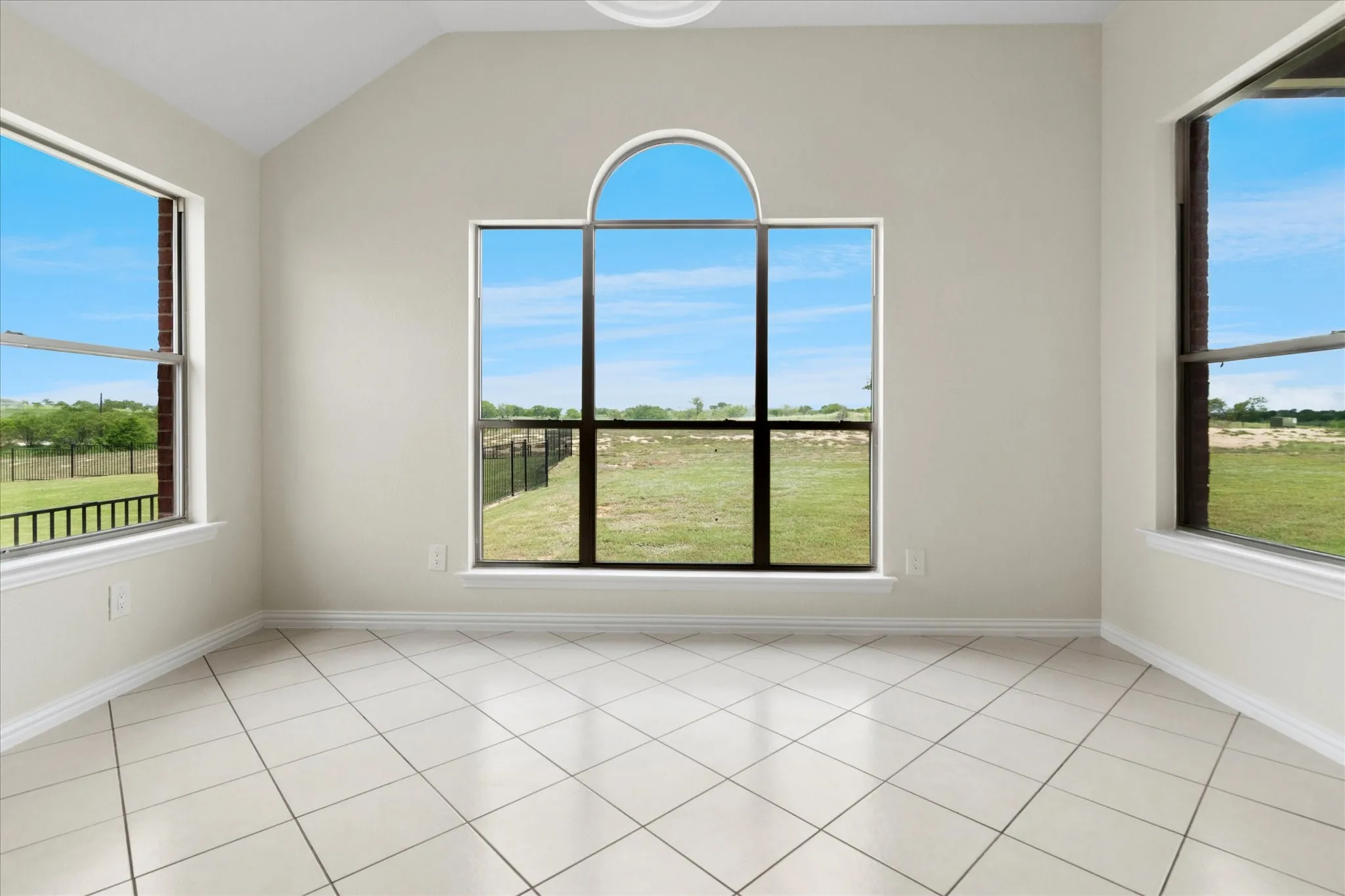 Single Family Residence For Sale in Tarrant County , 11000 Owl Creek Drive, Fort Worth, Texas 76179, 4 Bedroom, 2 Bathroom, 2 Garage spaces, 2,591 Sqft, built in 2007, Preowned, mls#21246248, Real Estate Agent in Fort Worth, Homes For Sale in Tarrant county, Homes For Sale in Fort Worth, Realtor in Fort Worth Texas, Real Estate Brokerage Independent Realty Texas, Luminita Cordes Realtor