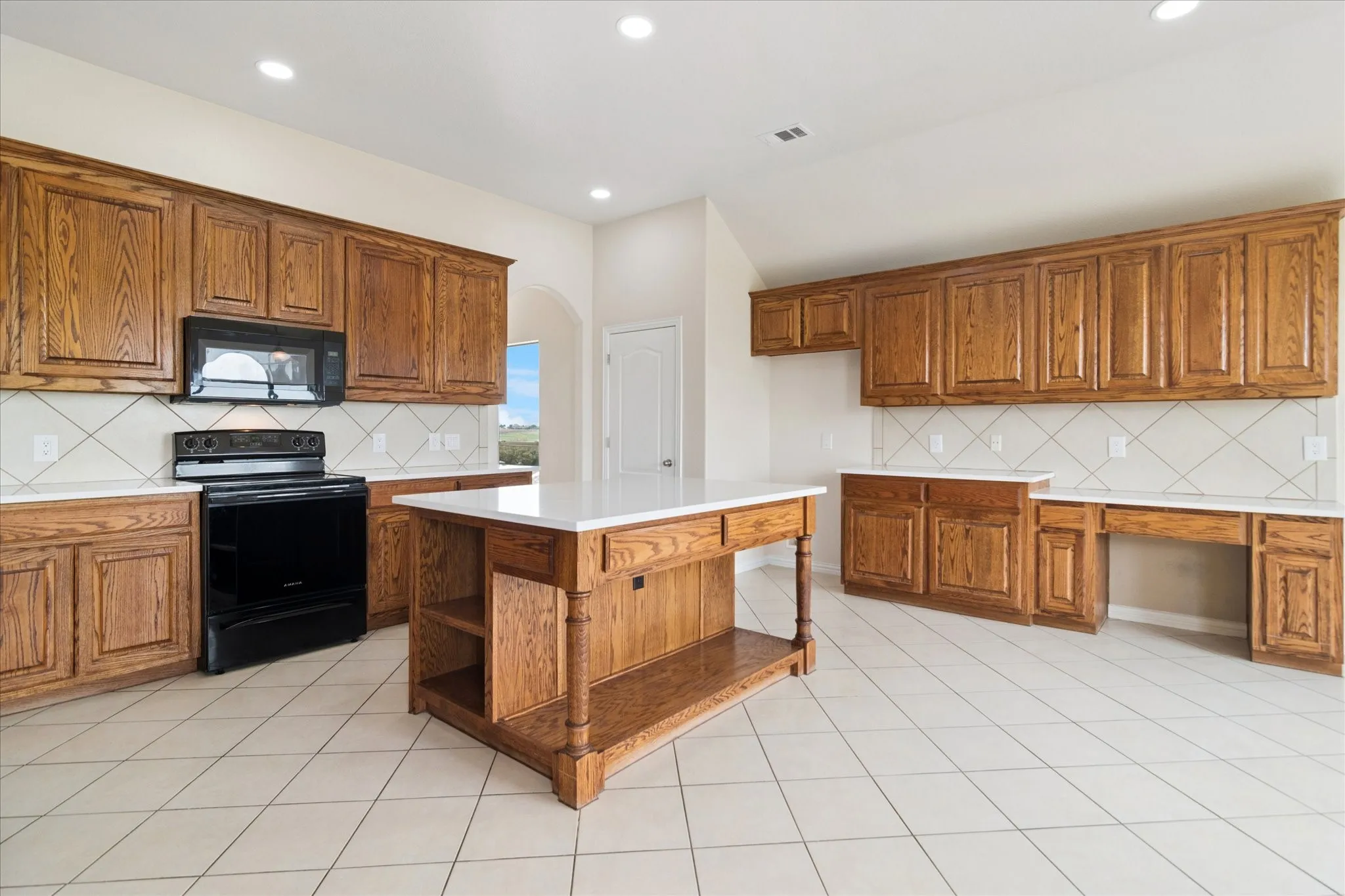 Single Family Residence For Sale in Tarrant County , 11000 Owl Creek Drive, Fort Worth, Texas 76179, 4 Bedroom, 2 Bathroom, 2 Garage spaces, 2,591 Sqft, built in 2007, Preowned, mls#21246248, Real Estate Agent in Fort Worth, Homes For Sale in Tarrant county, Homes For Sale in Fort Worth, Realtor in Fort Worth Texas, Real Estate Brokerage Independent Realty Texas, Luminita Cordes Realtor