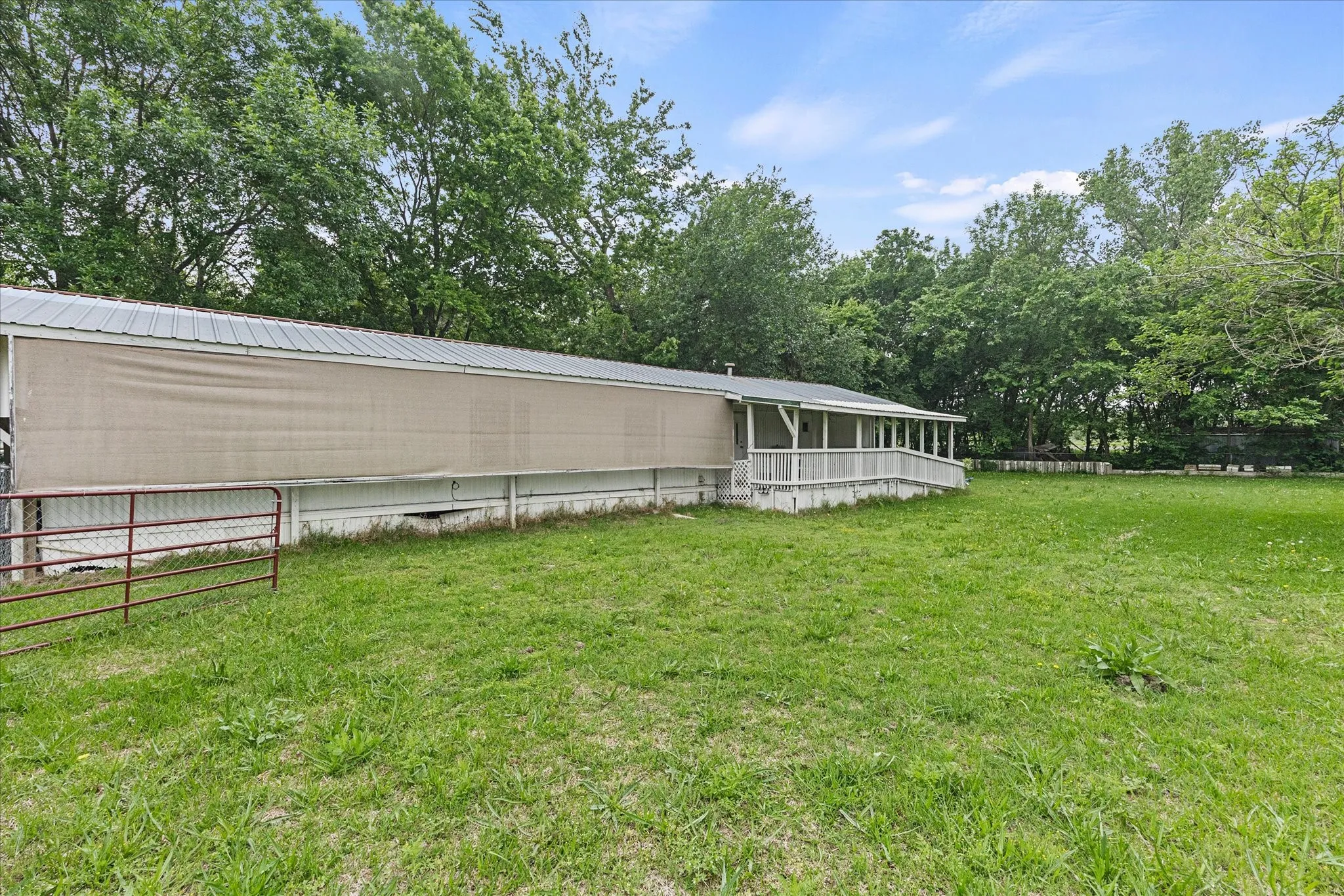 Mobile Home For Sale in Hunt County , 5429 Fm 2874, Commerce, Texas 75428, 2 Bedroom, 2 Bathroom, Garage spaces, 924 Sqft, built in 1970, Preowned, mls#21242026, Real Estate Agent in Commerce, Homes For Sale in Hunt county, Homes For Sale in Commerce, Realtor in Commerce Texas, Real Estate Brokerage Independent Realty Texas, Luminita Cordes Realtor