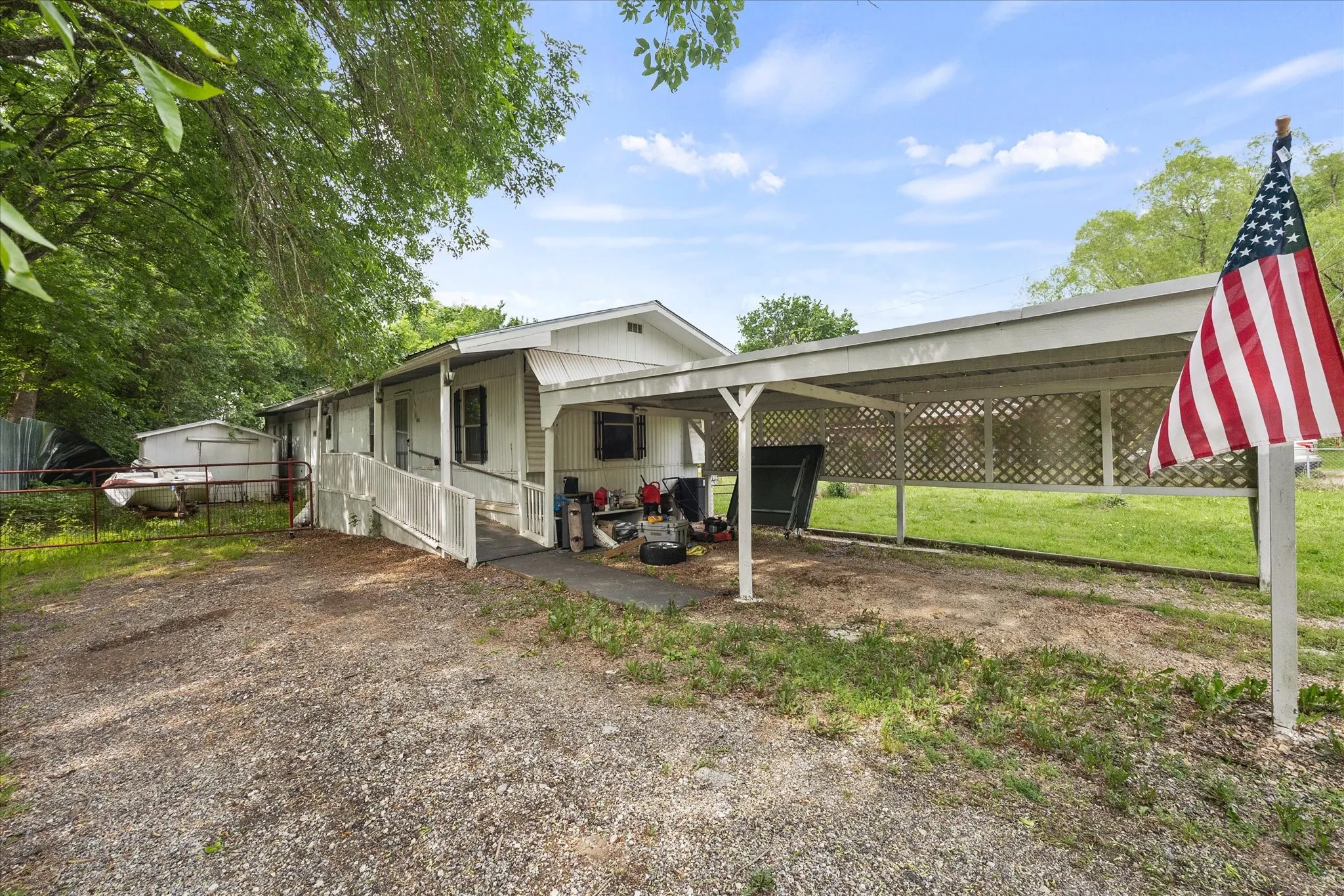 Mobile Home For Sale in Hunt County , 5429 Fm 2874, Commerce, Texas 75428, 2 Bedroom, 2 Bathroom, Garage spaces, 924 Sqft, built in 1970, Preowned, mls#21242026, Real Estate Agent in Commerce, Homes For Sale in Hunt county, Homes For Sale in Commerce, Realtor in Commerce Texas, Real Estate Brokerage Independent Realty Texas, Luminita Cordes Realtor