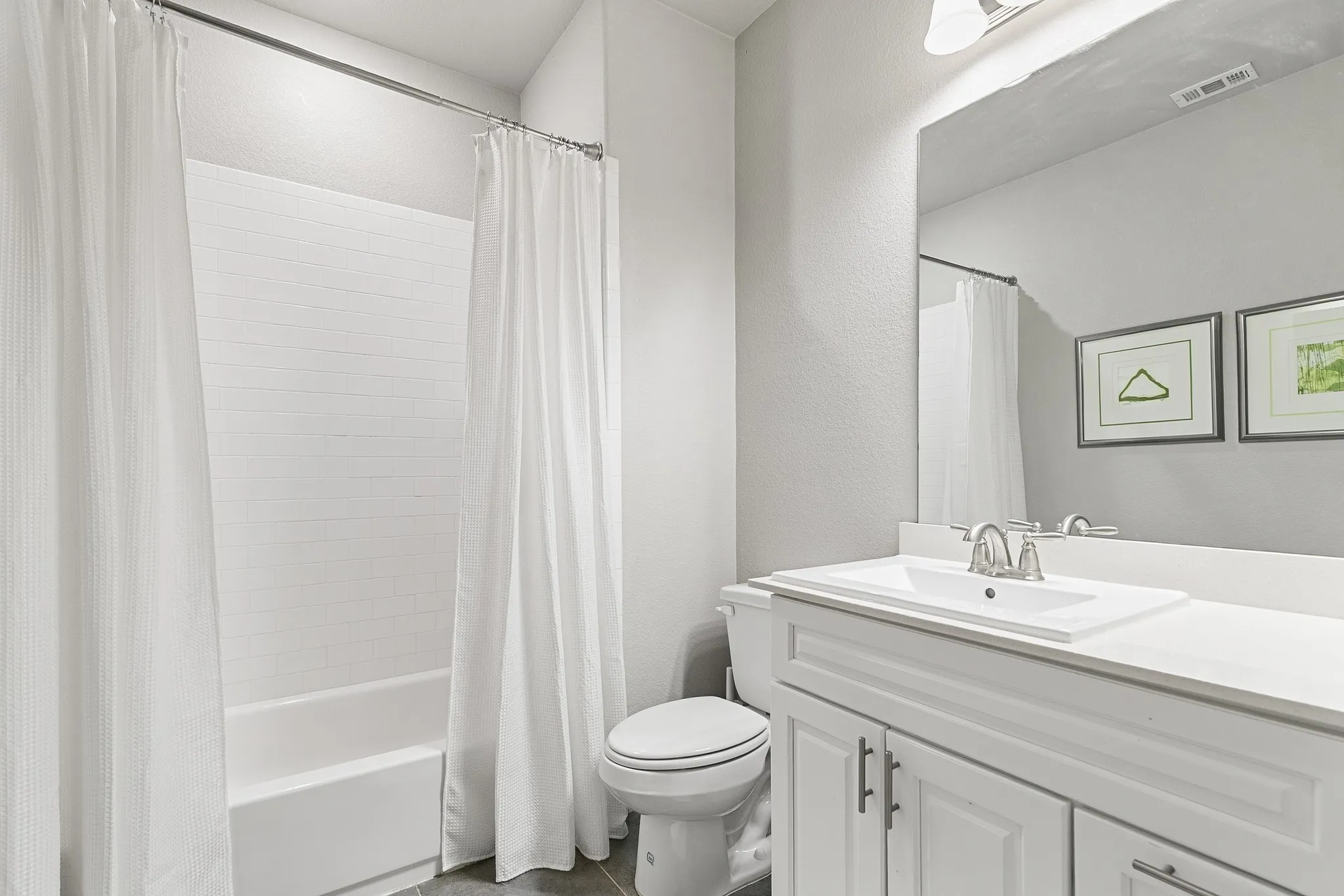 Upstairs en suite bathroom