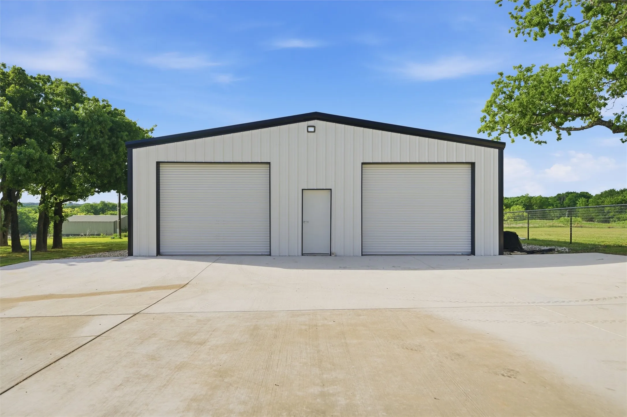 Single Family Residence For Sale in Parker County , 1899 Old Agnes Road, Weatherford, Texas 76088, 5 Bedroom, 5 Bathroom, 3 Garage spaces, 4,900 Sqft, built in 2022, Preowned, mls#21248460, Real Estate Agent in Weatherford, Homes For Sale in Parker county, Homes For Sale in Weatherford, Realtor in Weatherford Texas, Real Estate Brokerage Independent Realty Texas, Luminita Cordes Realtor