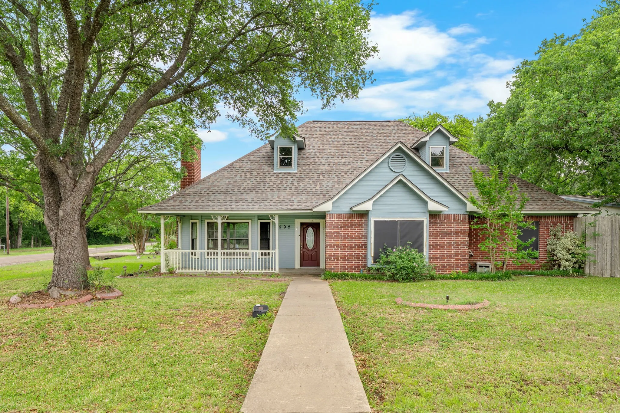 Single Family Residence For Sale in Mc Lennan County , 592 Ouida Drive, Waco, Texas 76705, 3 Bedroom, 3 Bathroom, 1 Garage spaces, 2,434 Sqft, built in 1990, Preowned, mls#21244945, Real Estate Agent in Waco, Homes For Sale in Mc Lennan county, Homes For Sale in Waco, Realtor in Waco Texas, Real Estate Brokerage Independent Realty Texas, Luminita Cordes Realtor