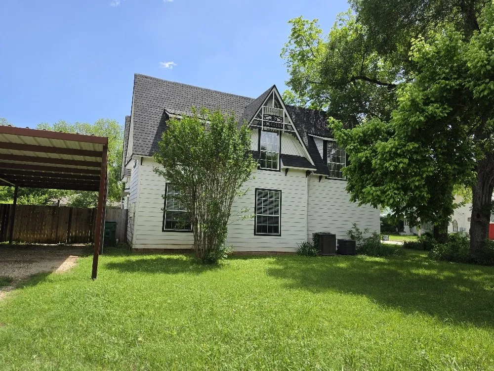 Single Family Residence For Sale in Bosque County , 515 N Bosque Street, Meridian, Texas 76665, 4 Bedroom, 3 Bathroom, Garage spaces, 2,436 Sqft, built in 1898, mls#21249900, Real Estate Agent in Meridian, Homes For Sale in Bosque county, Homes For Sale in Meridian, Realtor in Meridian Texas, Real Estate Brokerage Independent Realty Texas, Luminita Cordes Realtor