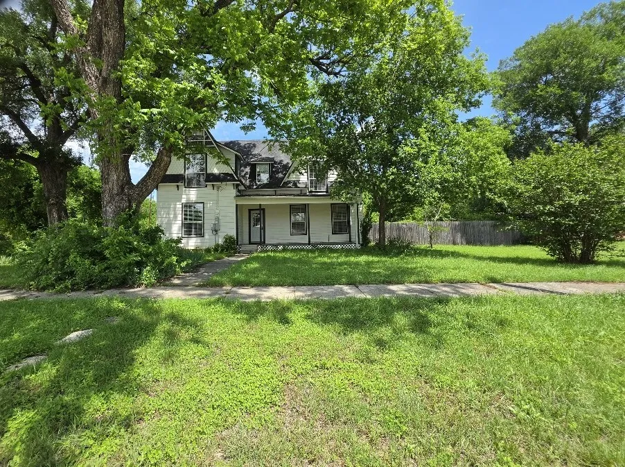 Single Family Residence For Sale in Bosque County , 515 N Bosque Street, Meridian, Texas 76665, 4 Bedroom, 3 Bathroom, Garage spaces, 2,436 Sqft, built in 1898, mls#21249900, Real Estate Agent in Meridian, Homes For Sale in Bosque county, Homes For Sale in Meridian, Realtor in Meridian Texas, Real Estate Brokerage Independent Realty Texas, Luminita Cordes Realtor