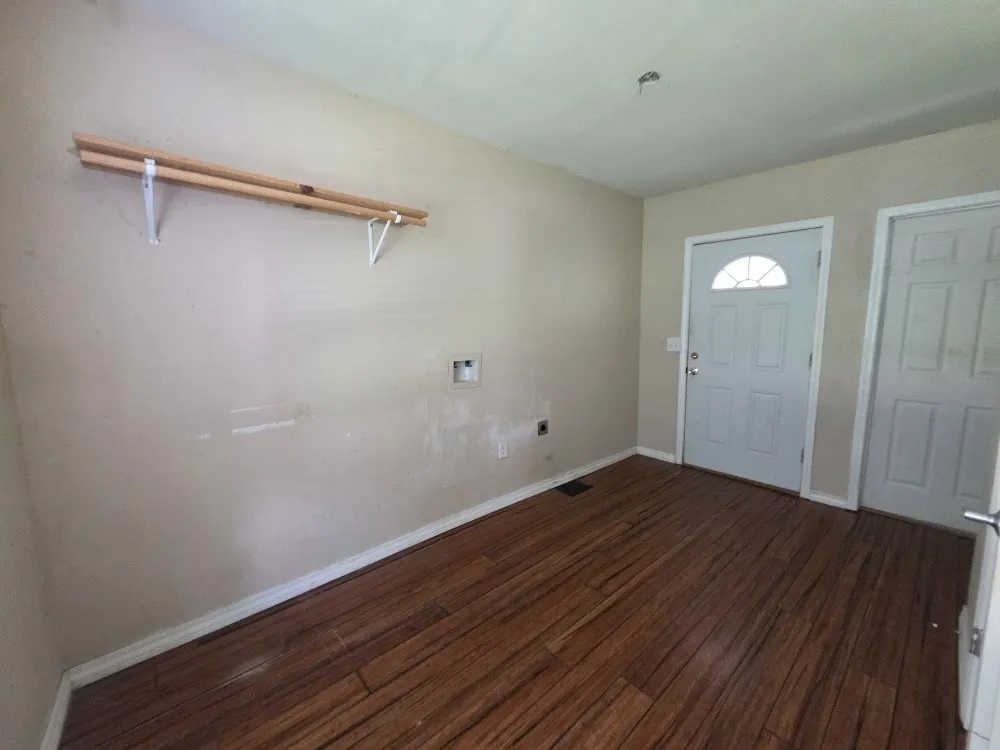 Single Family Residence For Sale in Bosque County , 515 N Bosque Street, Meridian, Texas 76665, 4 Bedroom, 3 Bathroom, Garage spaces, 2,436 Sqft, built in 1898, mls#21249900, Real Estate Agent in Meridian, Homes For Sale in Bosque county, Homes For Sale in Meridian, Realtor in Meridian Texas, Real Estate Brokerage Independent Realty Texas, Luminita Cordes Realtor