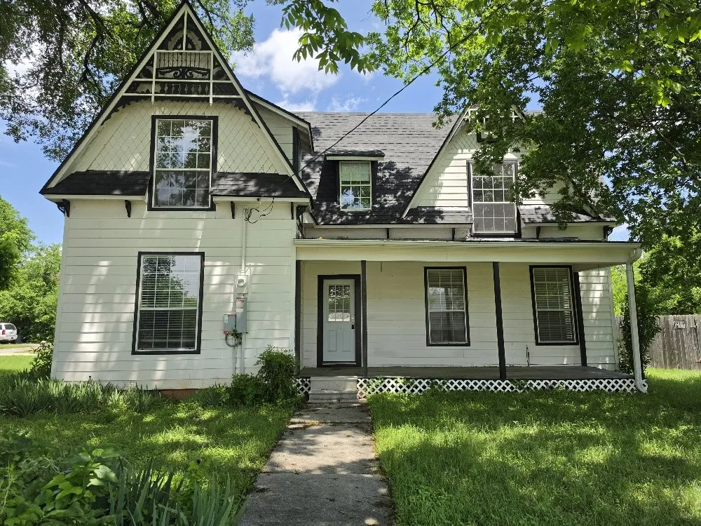 Single Family Residence For Sale in Bosque County , 515 N Bosque Street, Meridian, Texas 76665, 4 Bedroom, 3 Bathroom, Garage spaces, 2,436 Sqft, built in 1898, mls#21249900, Real Estate Agent in Meridian, Homes For Sale in Bosque county, Homes For Sale in Meridian, Realtor in Meridian Texas, Real Estate Brokerage Independent Realty Texas, Luminita Cordes Realtor