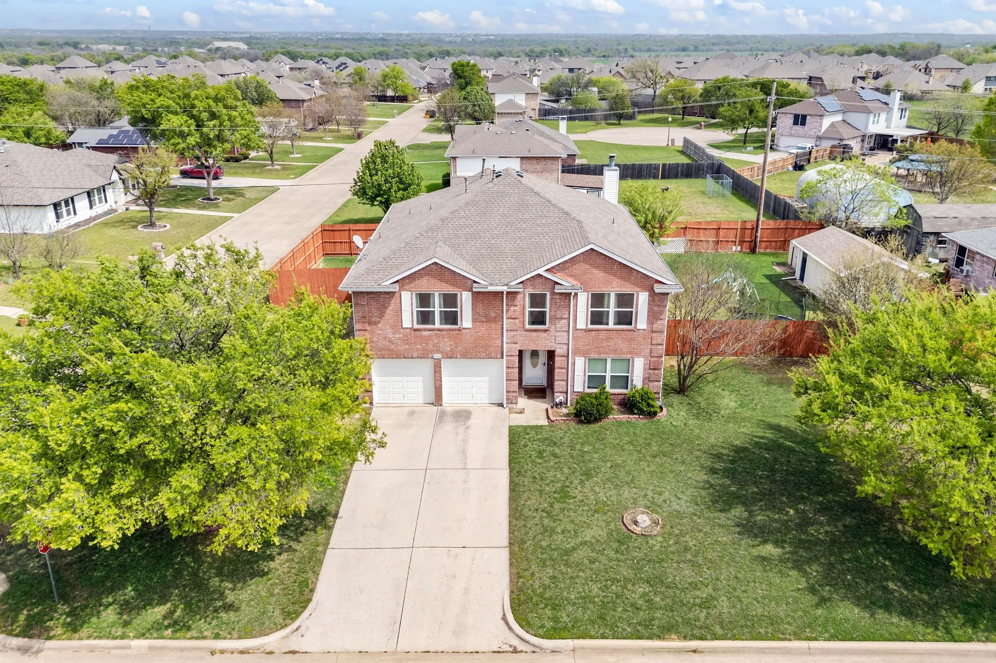 Single Family Residence For Sale in Denton County , 1040 Canyon Drive, Justin, Texas 76247, 4 Bedroom, 3 Bathroom, 3 Garage spaces, 3,095 Sqft, built in 2001, mls#21249993, Real Estate Agent in Justin, Homes For Sale in Denton county, Homes For Sale in Justin, Realtor in Justin Texas, Real Estate Brokerage Independent Realty Texas, Luminita Cordes Realtor