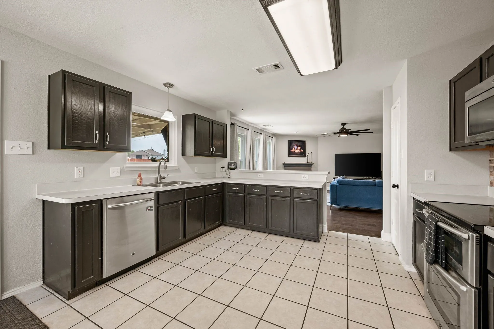 Single Family Residence For Sale in Denton County , 1040 Canyon Drive, Justin, Texas 76247, 4 Bedroom, 3 Bathroom, 3 Garage spaces, 3,095 Sqft, built in 2001, mls#21249993, Real Estate Agent in Justin, Homes For Sale in Denton county, Homes For Sale in Justin, Realtor in Justin Texas, Real Estate Brokerage Independent Realty Texas, Luminita Cordes Realtor