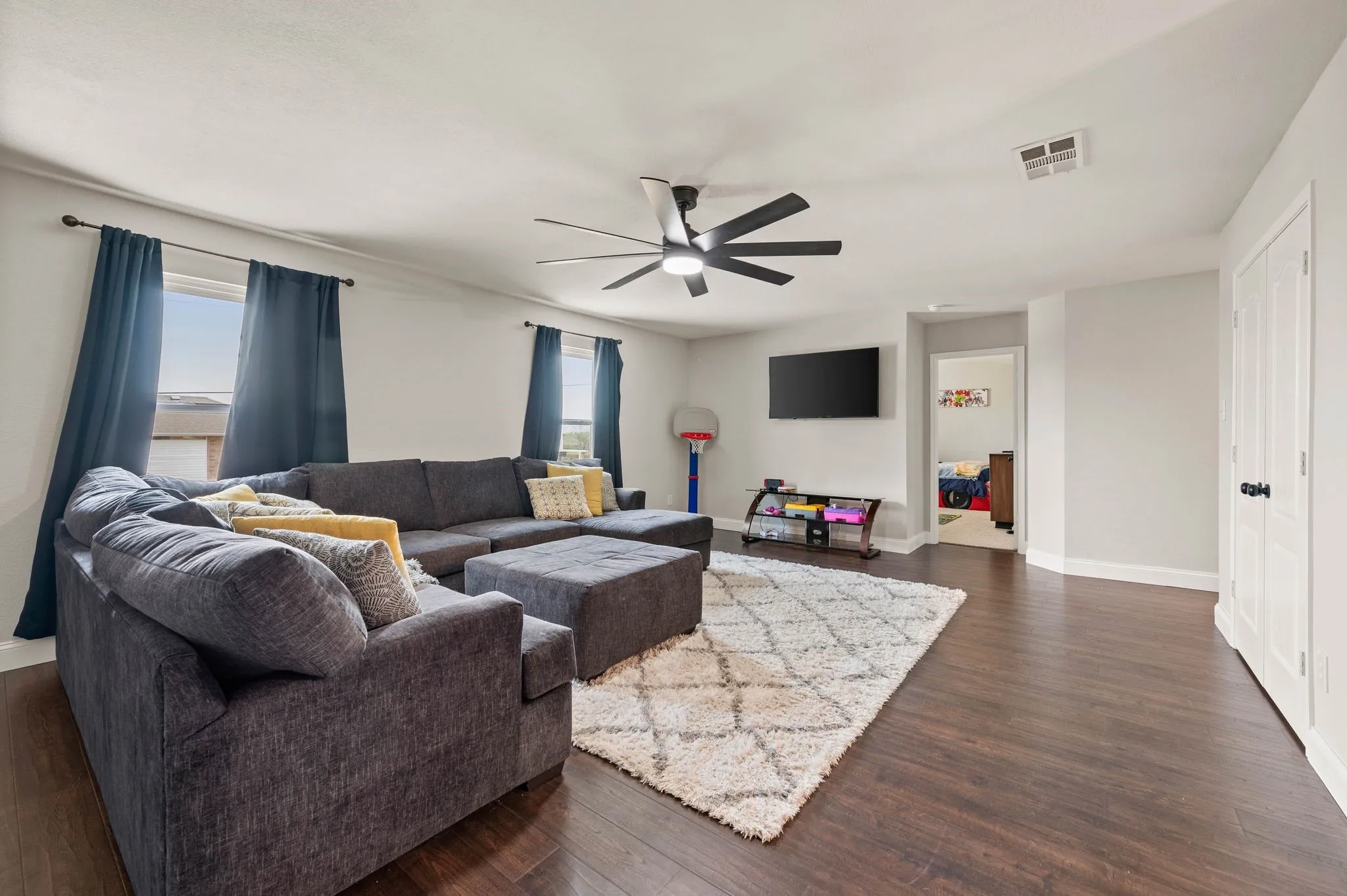 Single Family Residence For Sale in Denton County , 1040 Canyon Drive, Justin, Texas 76247, 4 Bedroom, 3 Bathroom, 3 Garage spaces, 3,095 Sqft, built in 2001, mls#21249993, Real Estate Agent in Justin, Homes For Sale in Denton county, Homes For Sale in Justin, Realtor in Justin Texas, Real Estate Brokerage Independent Realty Texas, Luminita Cordes Realtor