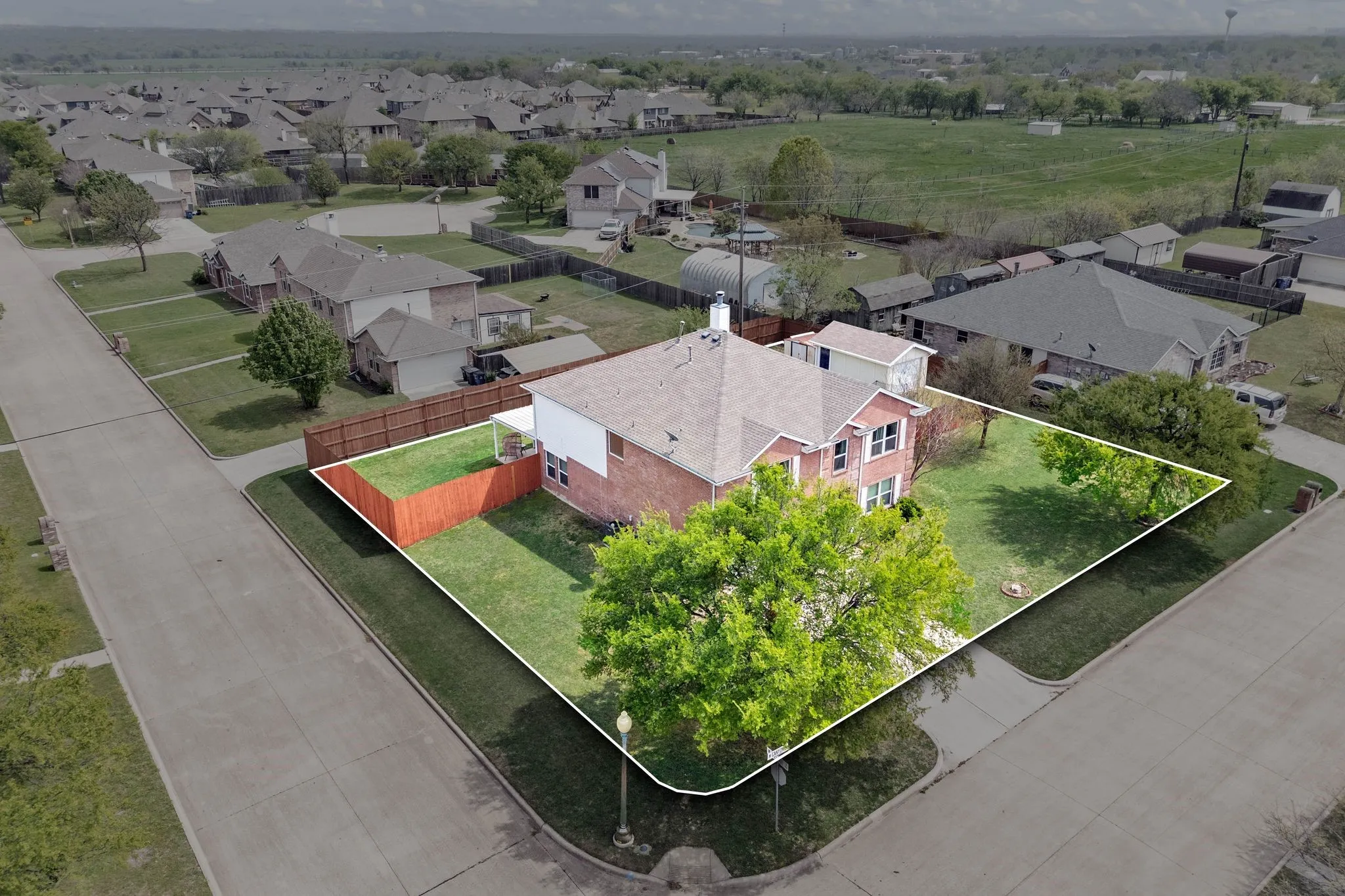 Single Family Residence For Sale in Denton County , 1040 Canyon Drive, Justin, Texas 76247, 4 Bedroom, 3 Bathroom, 3 Garage spaces, 3,095 Sqft, built in 2001, mls#21249993, Real Estate Agent in Justin, Homes For Sale in Denton county, Homes For Sale in Justin, Realtor in Justin Texas, Real Estate Brokerage Independent Realty Texas, Luminita Cordes Realtor