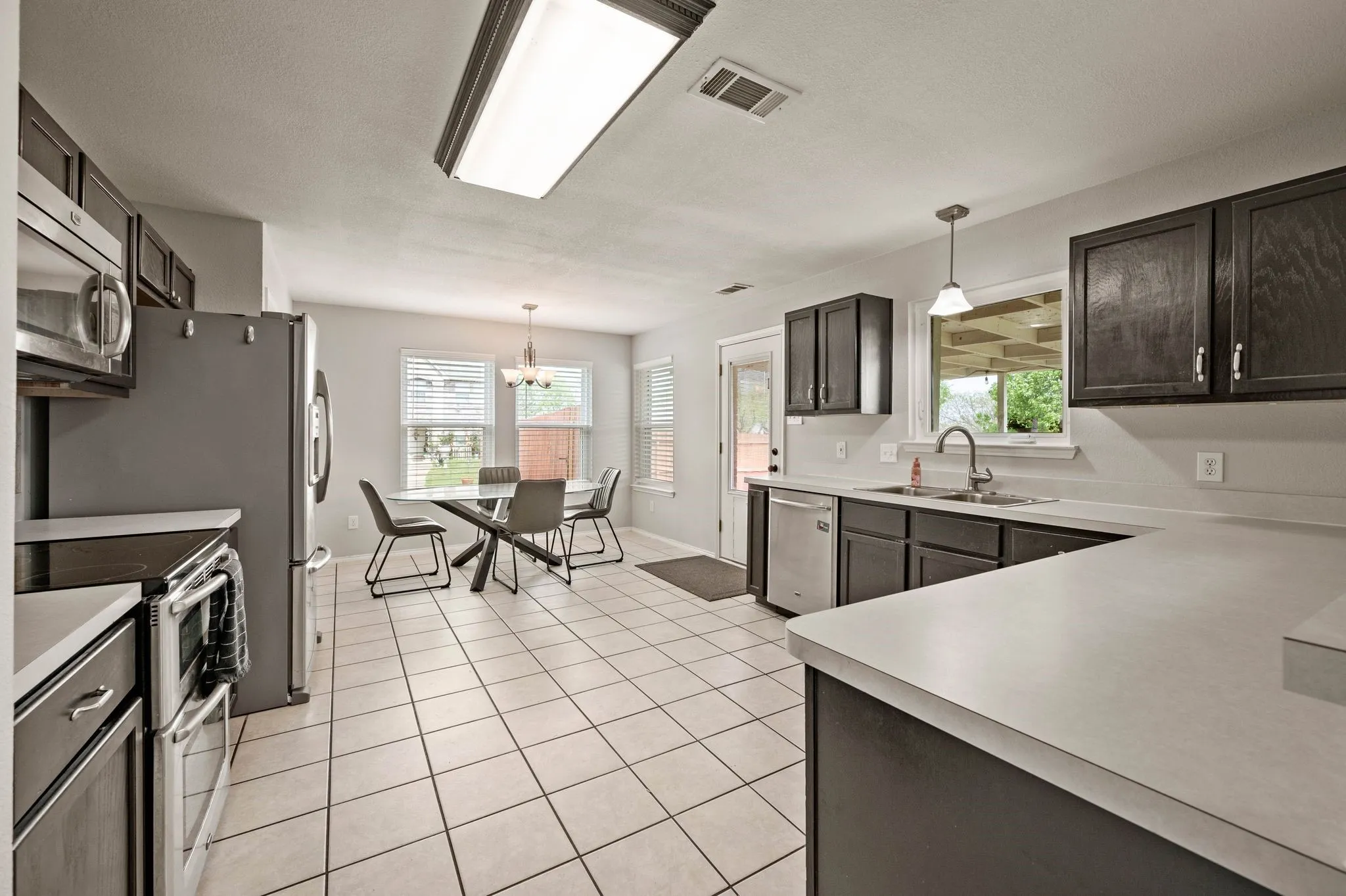 Single Family Residence For Sale in Denton County , 1040 Canyon Drive, Justin, Texas 76247, 4 Bedroom, 3 Bathroom, 3 Garage spaces, 3,095 Sqft, built in 2001, mls#21249993, Real Estate Agent in Justin, Homes For Sale in Denton county, Homes For Sale in Justin, Realtor in Justin Texas, Real Estate Brokerage Independent Realty Texas, Luminita Cordes Realtor