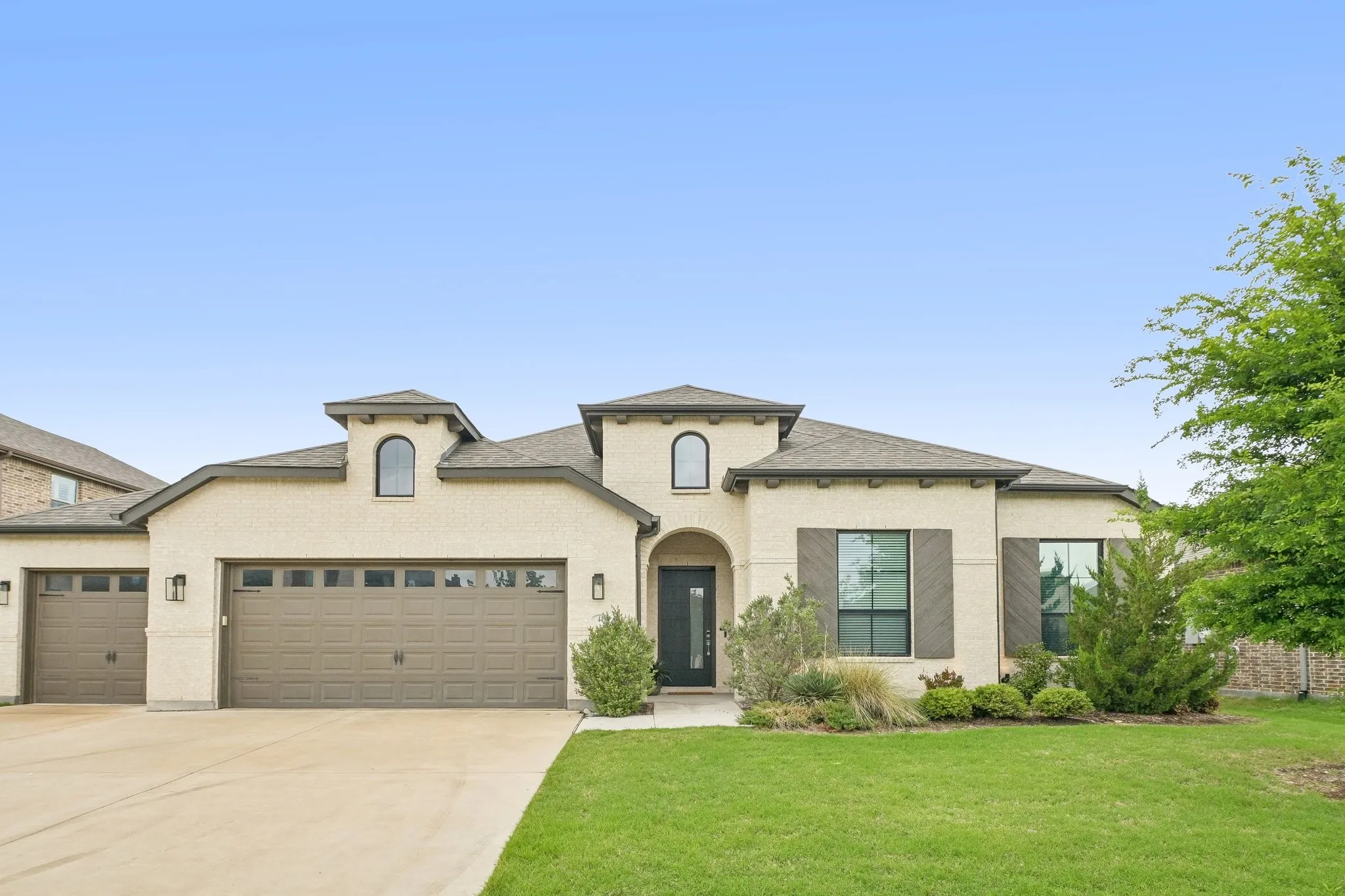 Single Family Residence For Sale in Ellis County , 449 Country Meadows Boulevard, Waxahachie, Texas 75165, 4 Bedroom, 4 Bathroom, 3 Garage spaces, 2,890 Sqft, built in 2021, mls#21248017, Real Estate Agent in Waxahachie, Homes For Sale in Ellis county, Homes For Sale in Waxahachie, Realtor in Waxahachie Texas, Real Estate Brokerage Independent Realty Texas, Luminita Cordes Realtor
