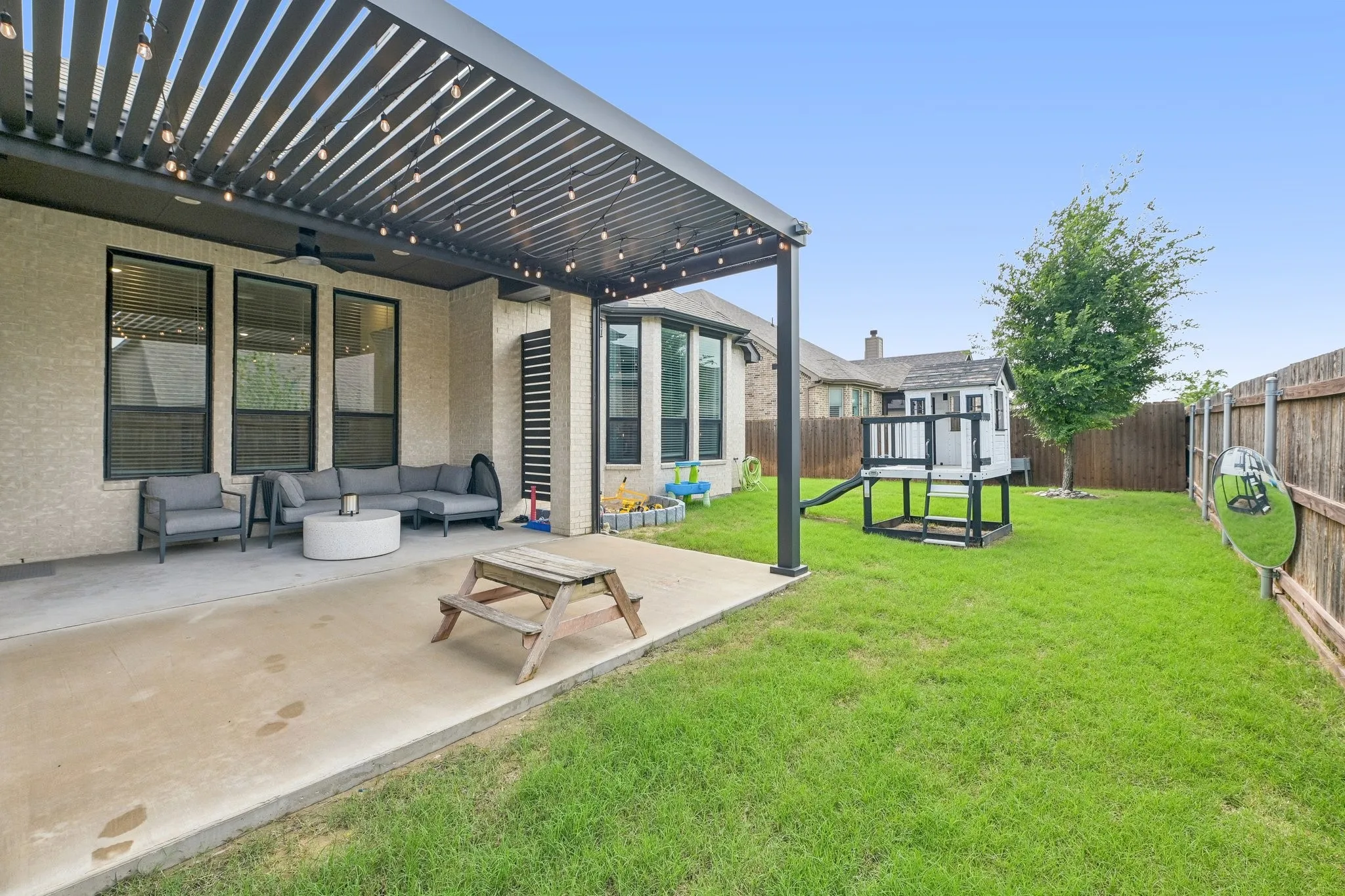 Single Family Residence For Sale in Ellis County , 449 Country Meadows Boulevard, Waxahachie, Texas 75165, 4 Bedroom, 4 Bathroom, 3 Garage spaces, 2,890 Sqft, built in 2021, mls#21248017, Real Estate Agent in Waxahachie, Homes For Sale in Ellis county, Homes For Sale in Waxahachie, Realtor in Waxahachie Texas, Real Estate Brokerage Independent Realty Texas, Luminita Cordes Realtor