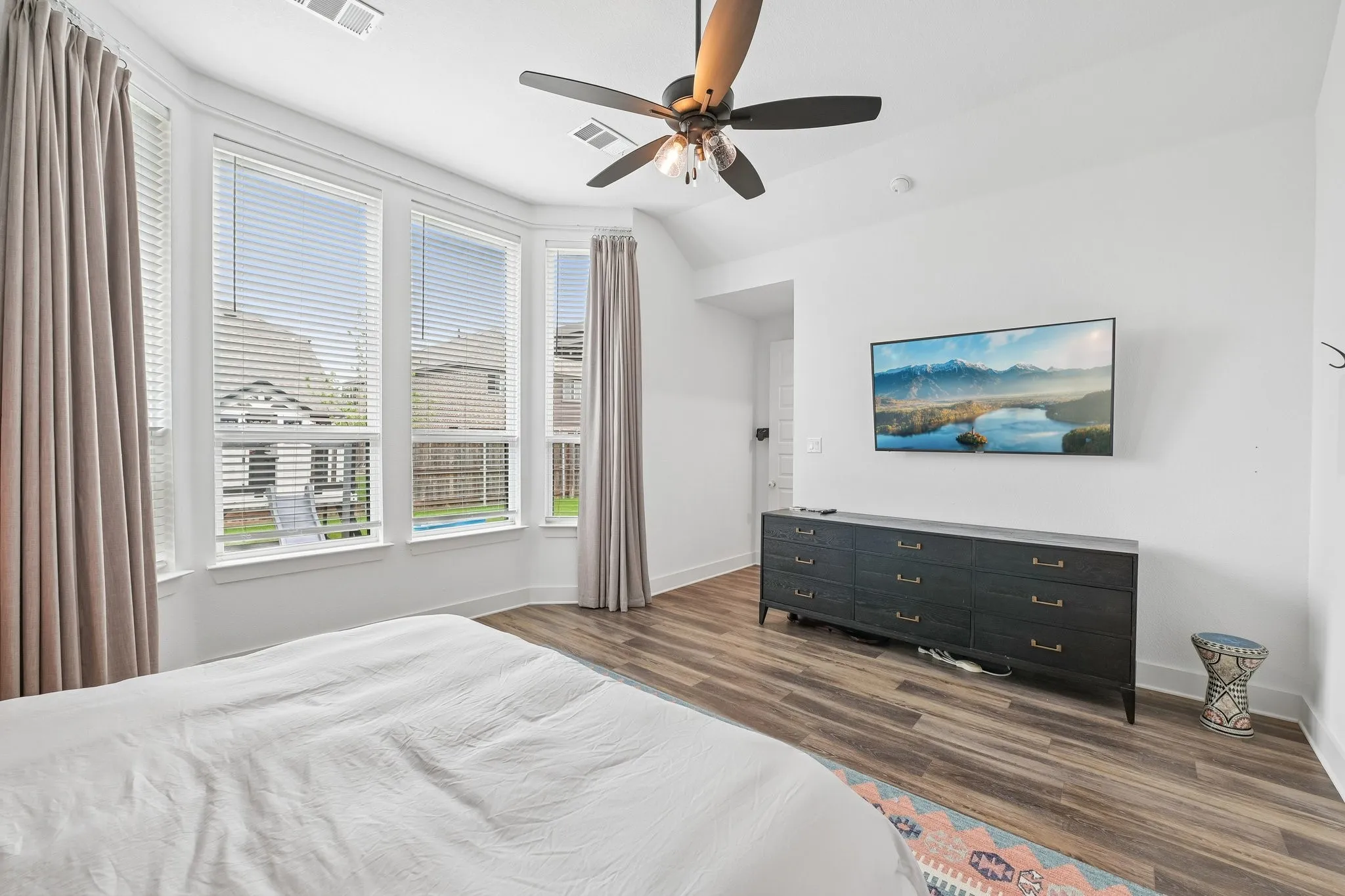 Single Family Residence For Sale in Ellis County , 449 Country Meadows Boulevard, Waxahachie, Texas 75165, 4 Bedroom, 4 Bathroom, 3 Garage spaces, 2,890 Sqft, built in 2021, mls#21248017, Real Estate Agent in Waxahachie, Homes For Sale in Ellis county, Homes For Sale in Waxahachie, Realtor in Waxahachie Texas, Real Estate Brokerage Independent Realty Texas, Luminita Cordes Realtor