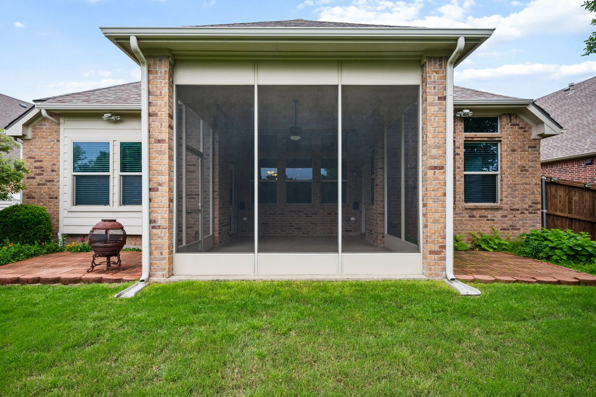 A Screened Patio w Ceiling Fan & Epoxy Flooring