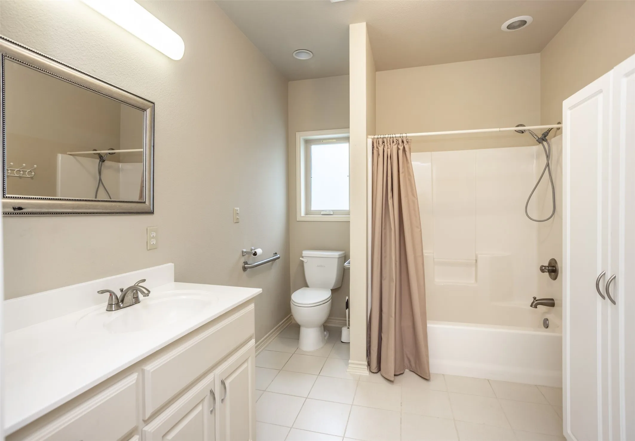 2nd Full Bath
Main Level