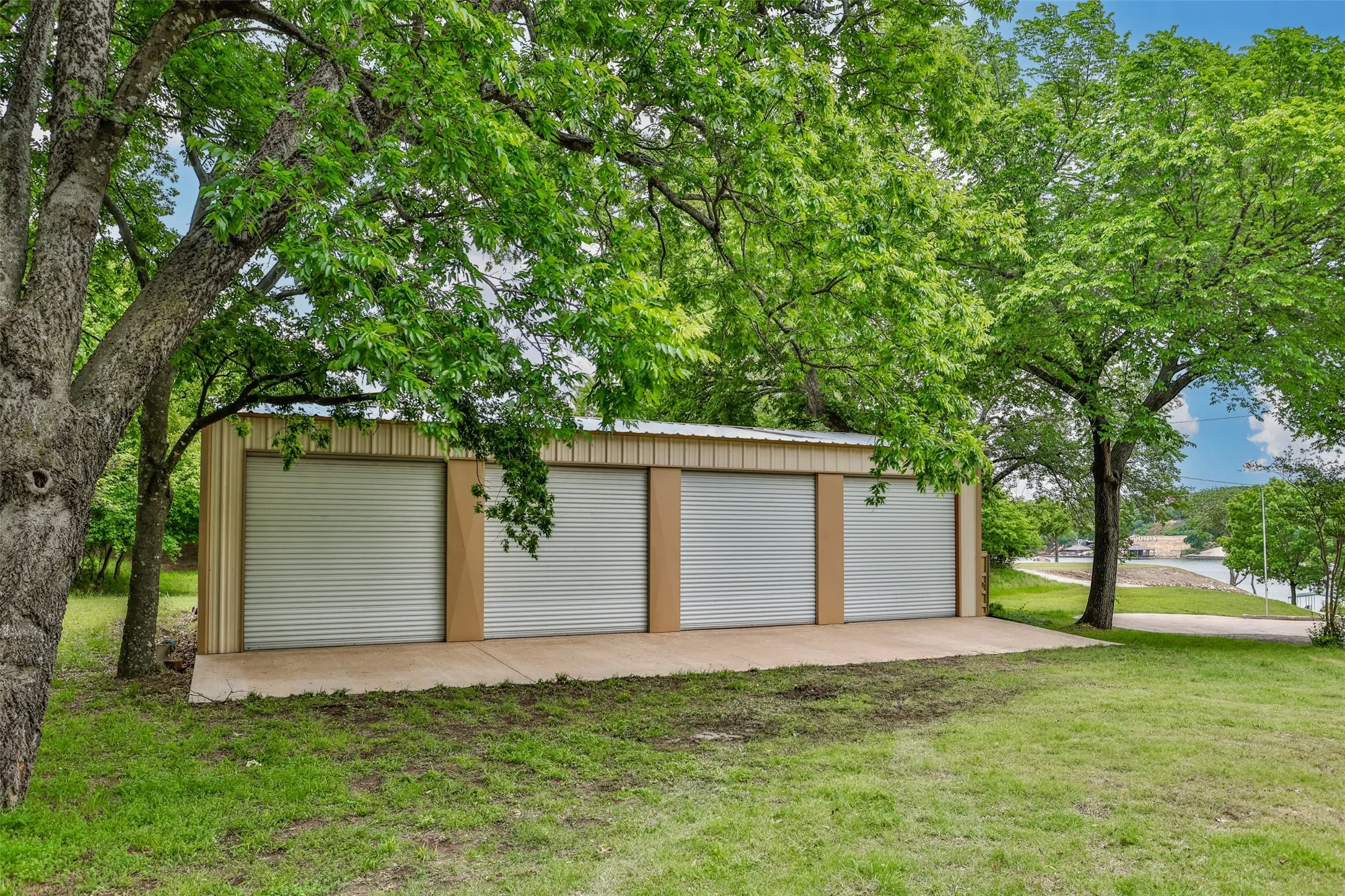 Single Family Residence For Sale in Cooke County , 94 Arend Drive, Gainesville, Texas 76240, 6 Bedroom, 5 Bathroom, 2 Garage spaces, 5,414 Sqft, built in 2012, Preowned, mls#21227308, Real Estate Agent in Gainesville, Homes For Sale in Cooke county, Homes For Sale in Gainesville, Realtor in Gainesville Texas, Real Estate Brokerage Independent Realty Texas, Luminita Cordes Realtor