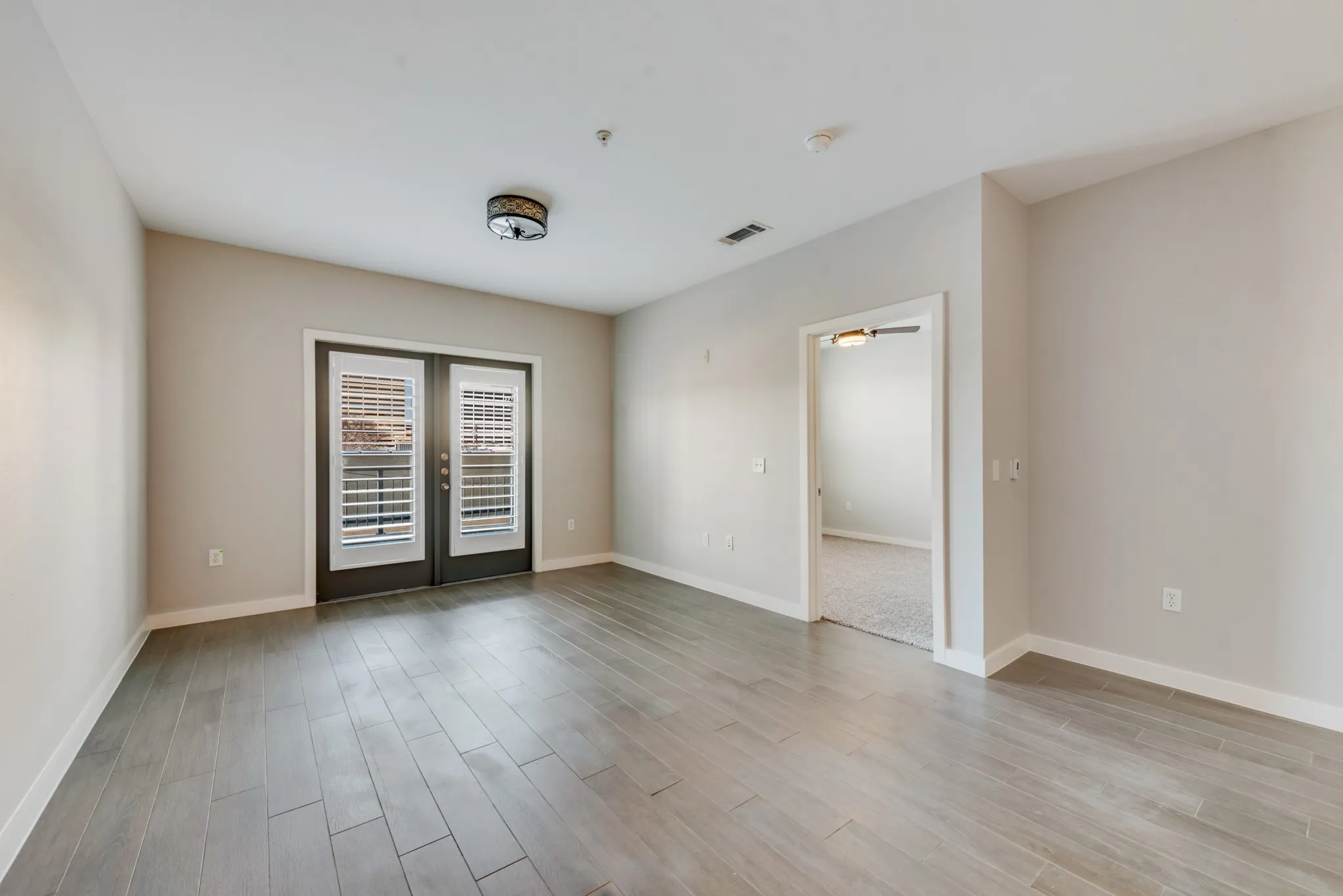 Condominium For Sale in Dallas County , 5609 Smu Boulevard 207, Dallas, Texas 75206, 2 Bedroom, 2 Bathroom, 1 Garage spaces, 1,025 Sqft, built in 2008, Preowned, mls#21249679, Real Estate Agent in Dallas, Homes For Sale in Dallas county, Homes For Sale in Dallas, Realtor in Dallas Texas, Real Estate Brokerage Independent Realty Texas, Luminita Cordes Realtor