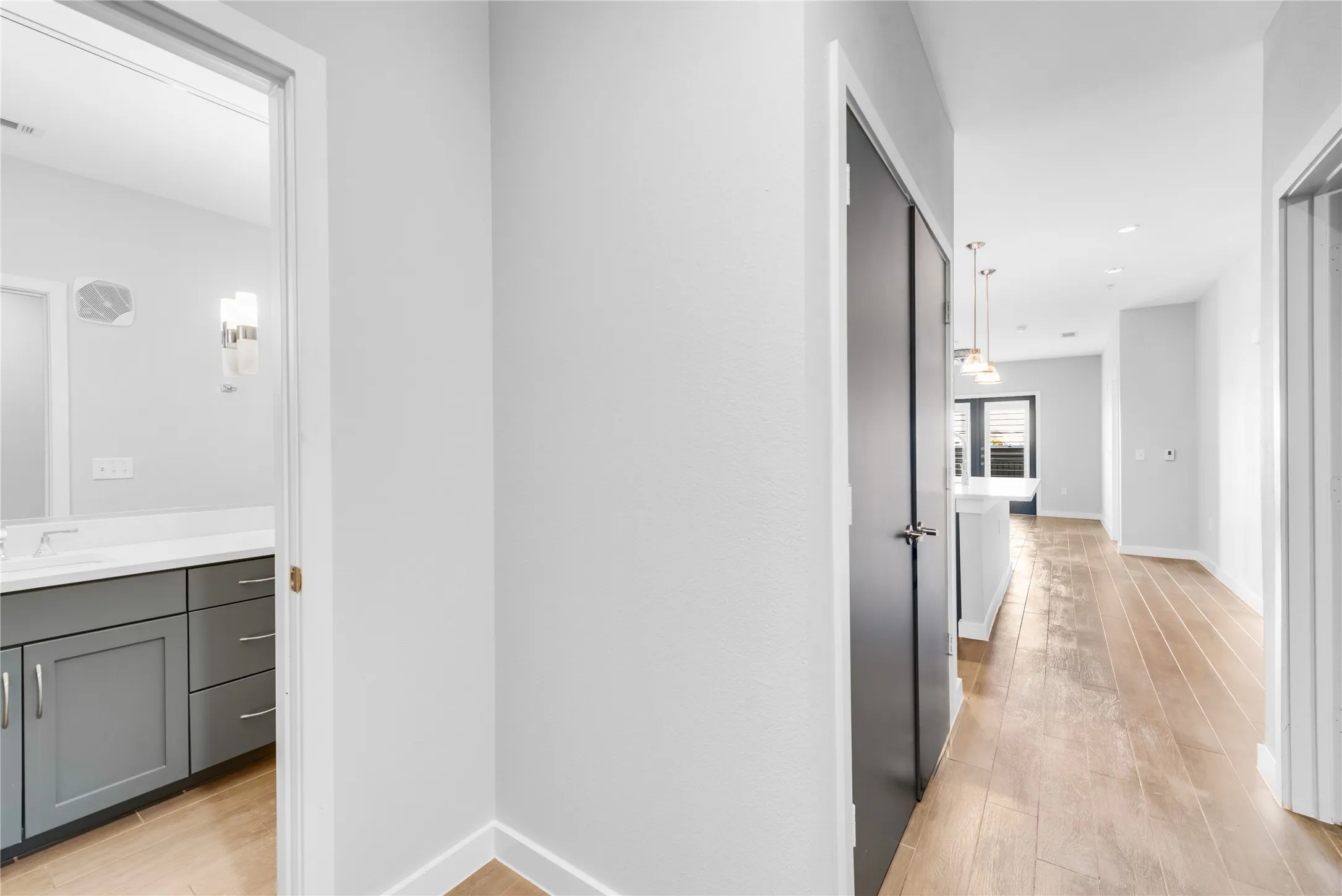 Condominium For Sale in Dallas County , 5609 Smu Boulevard 207, Dallas, Texas 75206, 2 Bedroom, 2 Bathroom, 1 Garage spaces, 1,025 Sqft, built in 2008, Preowned, mls#21249679, Real Estate Agent in Dallas, Homes For Sale in Dallas county, Homes For Sale in Dallas, Realtor in Dallas Texas, Real Estate Brokerage Independent Realty Texas, Luminita Cordes Realtor