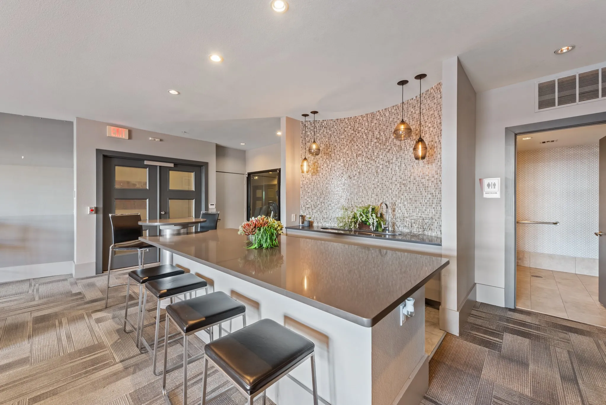 Condominium For Sale in Dallas County , 5609 Smu Boulevard 207, Dallas, Texas 75206, 2 Bedroom, 2 Bathroom, 1 Garage spaces, 1,025 Sqft, built in 2008, Preowned, mls#21249679, Real Estate Agent in Dallas, Homes For Sale in Dallas county, Homes For Sale in Dallas, Realtor in Dallas Texas, Real Estate Brokerage Independent Realty Texas, Luminita Cordes Realtor