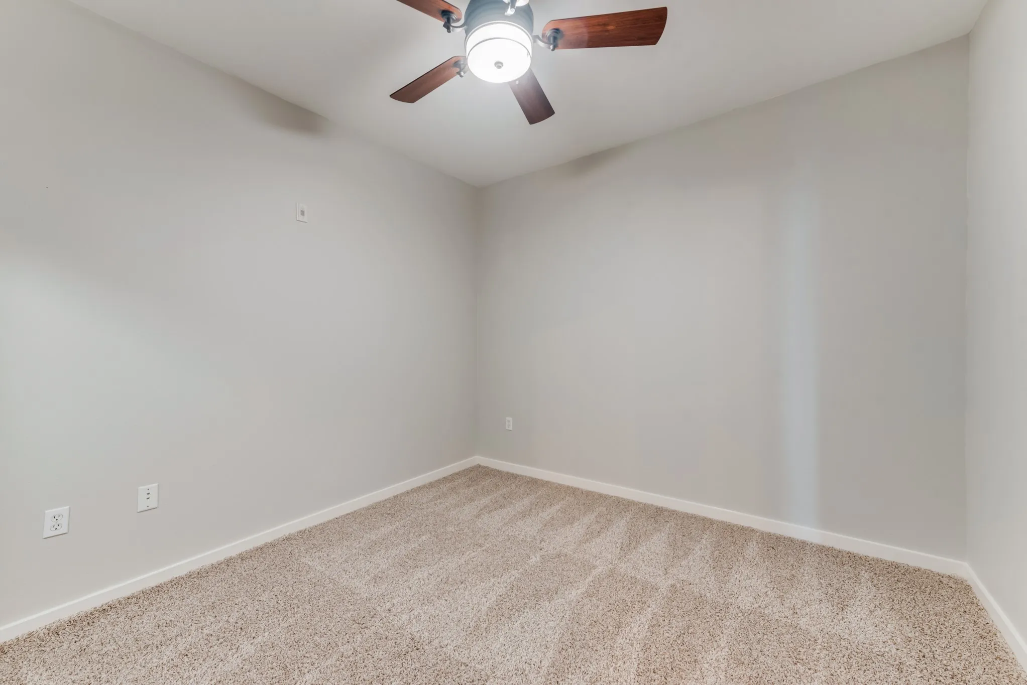 Condominium For Sale in Dallas County , 5609 Smu Boulevard 207, Dallas, Texas 75206, 2 Bedroom, 2 Bathroom, 1 Garage spaces, 1,025 Sqft, built in 2008, Preowned, mls#21249679, Real Estate Agent in Dallas, Homes For Sale in Dallas county, Homes For Sale in Dallas, Realtor in Dallas Texas, Real Estate Brokerage Independent Realty Texas, Luminita Cordes Realtor