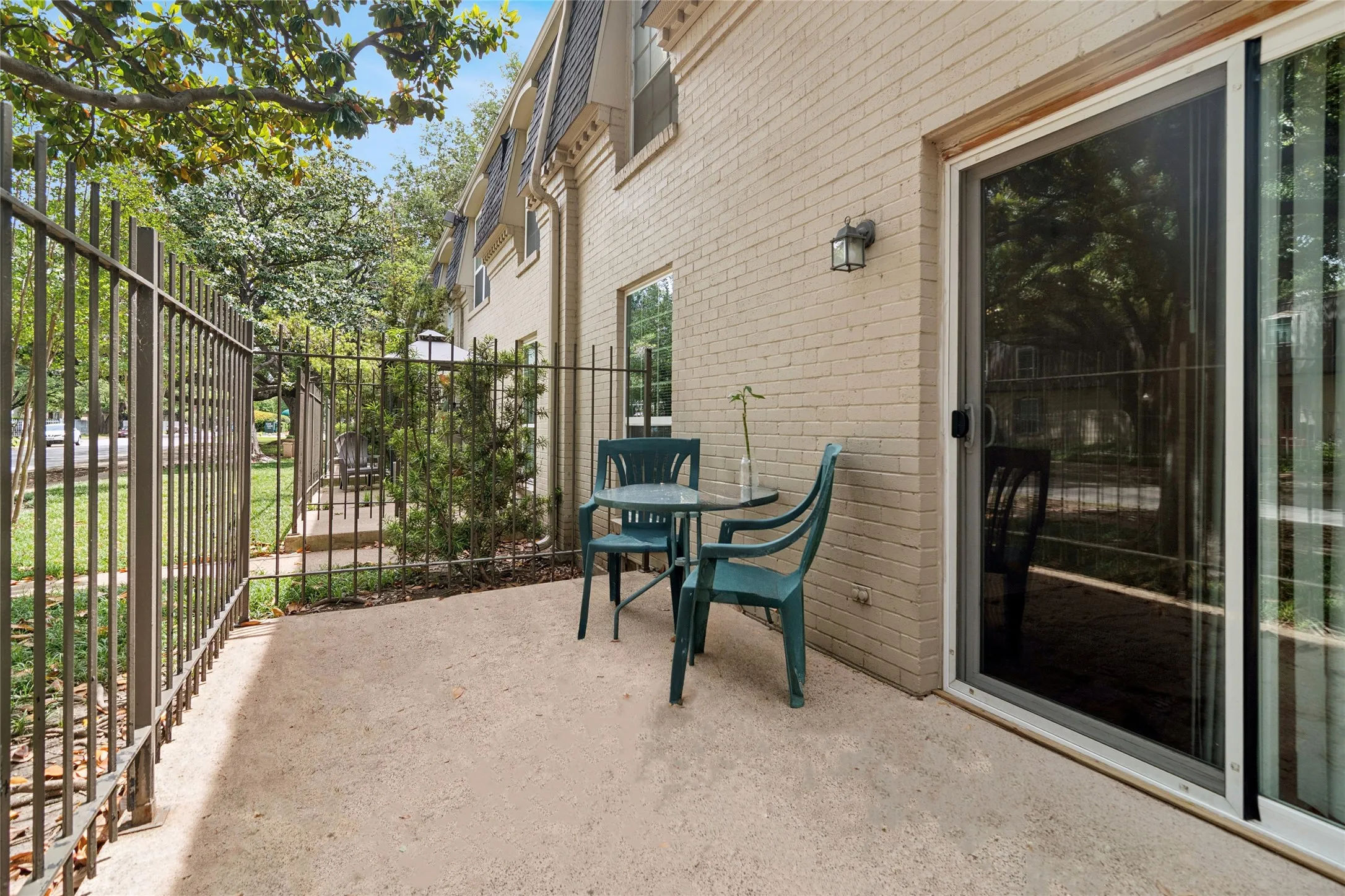 Condominium For Sale in Dallas County , 5311 Fleetwood Oaks Avenue 163, Dallas, Texas 75235, 1 Bedroom, 1 Bathroom, Garage spaces, 784 Sqft, built in 1964, Preowned, Price $155,000, mls#21236549, Real Estate Agent in Dallas, Homes For Sale in Dallas county, Homes For Sale in Dallas, Realtor in Dallas Texas, Real Estate Brokerage Independent Realty Texas, Luminita Cordes Realtor