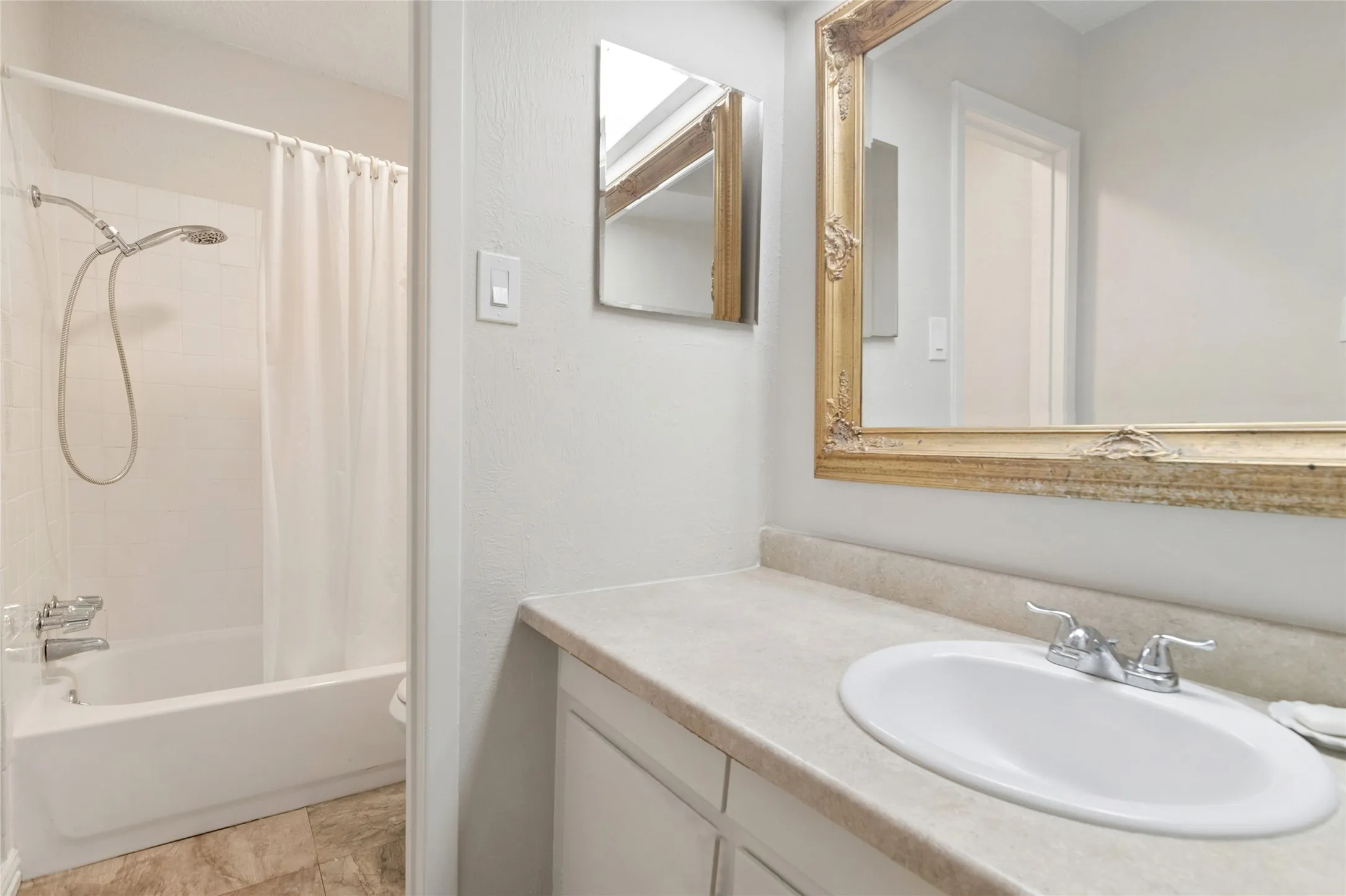 Condominium For Sale in Dallas County , 5311 Fleetwood Oaks Avenue 163, Dallas, Texas 75235, 1 Bedroom, 1 Bathroom, Garage spaces, 784 Sqft, built in 1964, Preowned, Price $155,000, mls#21236549, Real Estate Agent in Dallas, Homes For Sale in Dallas county, Homes For Sale in Dallas, Realtor in Dallas Texas, Real Estate Brokerage Independent Realty Texas, Luminita Cordes Realtor
