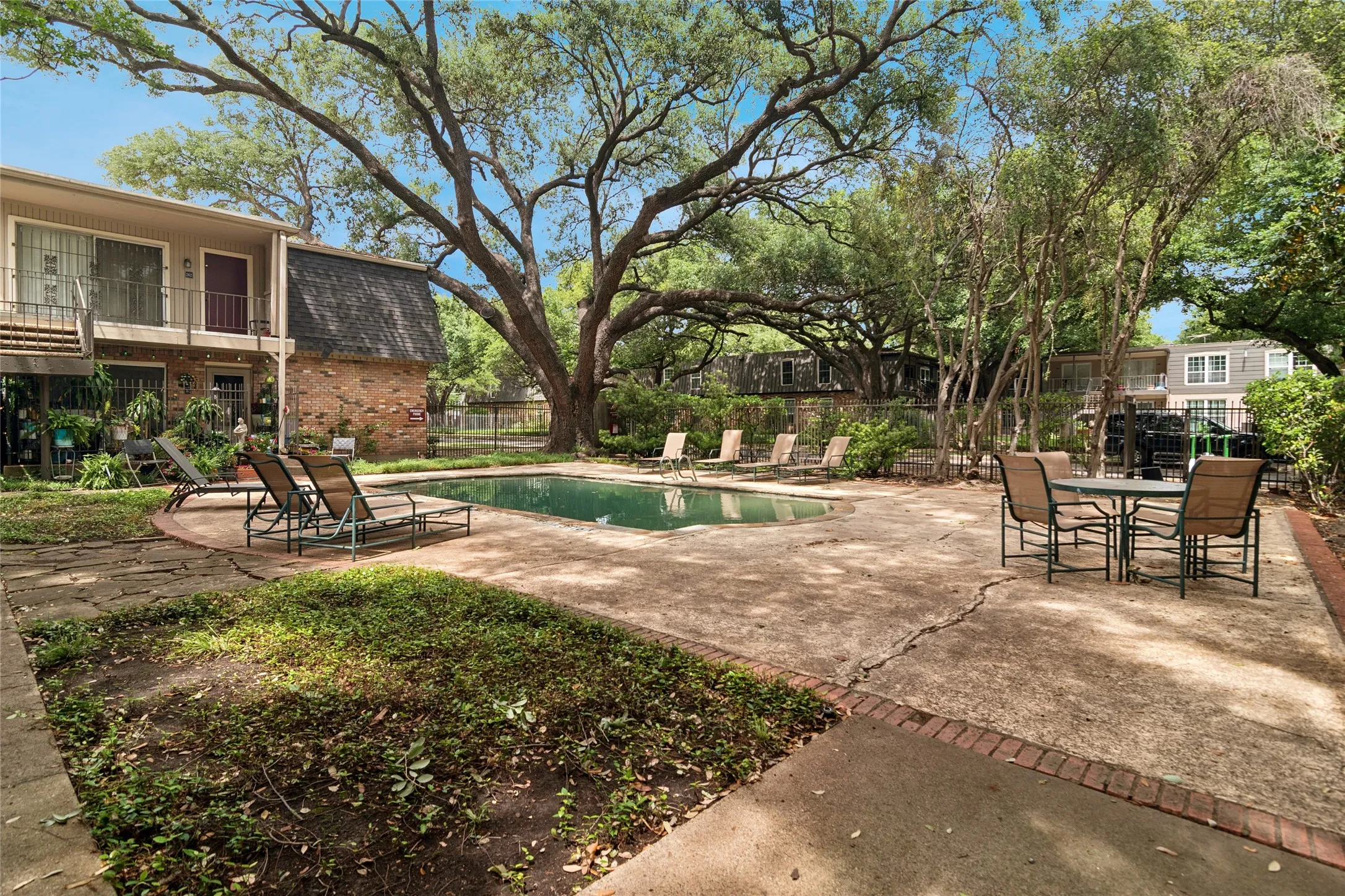 Condominium For Sale in Dallas County , 5311 Fleetwood Oaks Avenue 163, Dallas, Texas 75235, 1 Bedroom, 1 Bathroom, Garage spaces, 784 Sqft, built in 1964, Preowned, Price $155,000, mls#21236549, Real Estate Agent in Dallas, Homes For Sale in Dallas county, Homes For Sale in Dallas, Realtor in Dallas Texas, Real Estate Brokerage Independent Realty Texas, Luminita Cordes Realtor