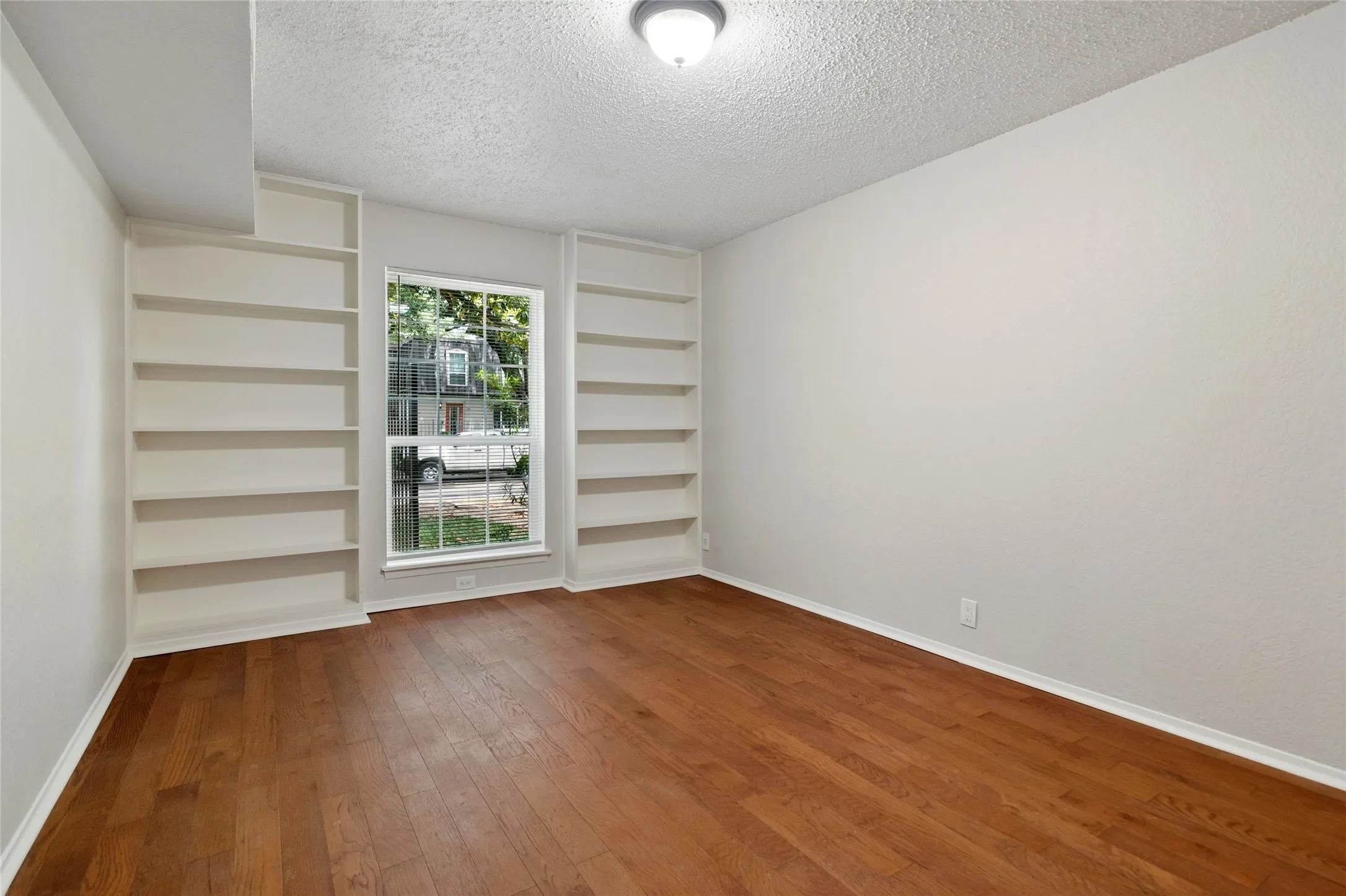 Condominium For Sale in Dallas County , 5311 Fleetwood Oaks Avenue 163, Dallas, Texas 75235, 1 Bedroom, 1 Bathroom, Garage spaces, 784 Sqft, built in 1964, Preowned, Price $155,000, mls#21236549, Real Estate Agent in Dallas, Homes For Sale in Dallas county, Homes For Sale in Dallas, Realtor in Dallas Texas, Real Estate Brokerage Independent Realty Texas, Luminita Cordes Realtor