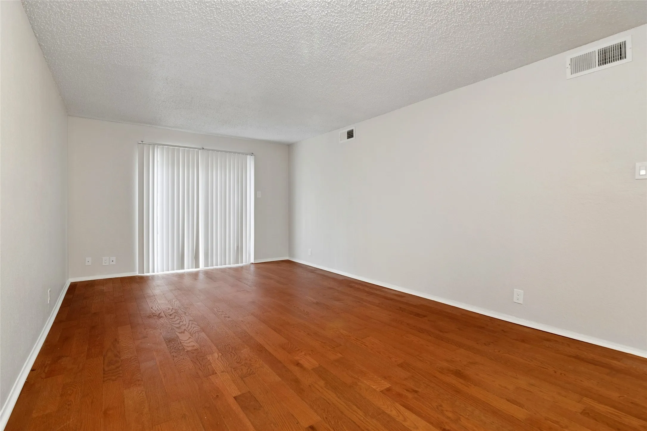 Condominium For Sale in Dallas County , 5311 Fleetwood Oaks Avenue 163, Dallas, Texas 75235, 1 Bedroom, 1 Bathroom, Garage spaces, 784 Sqft, built in 1964, Preowned, Price $155,000, mls#21236549, Real Estate Agent in Dallas, Homes For Sale in Dallas county, Homes For Sale in Dallas, Realtor in Dallas Texas, Real Estate Brokerage Independent Realty Texas, Luminita Cordes Realtor
