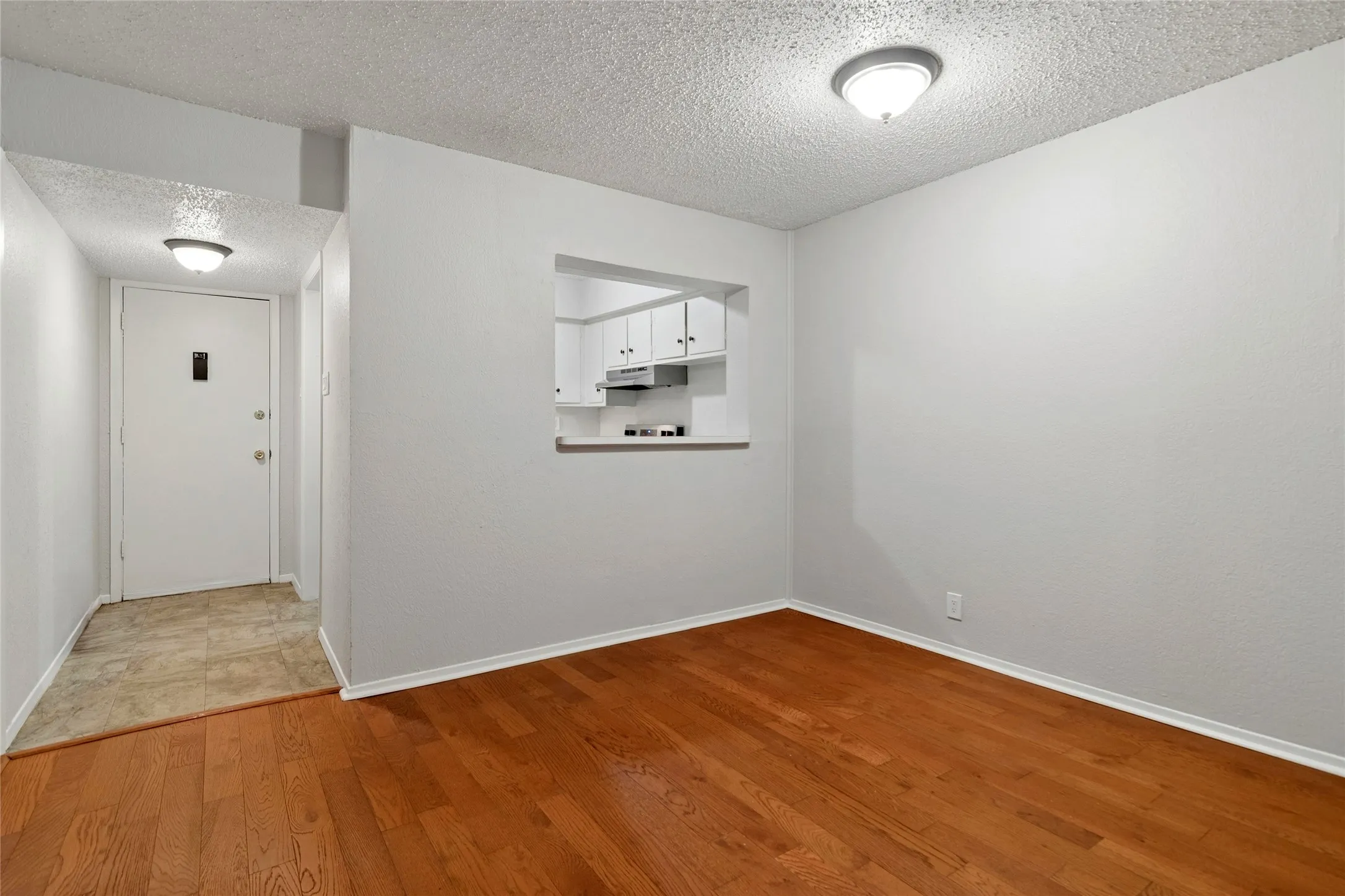 Condominium For Sale in Dallas County , 5311 Fleetwood Oaks Avenue 163, Dallas, Texas 75235, 1 Bedroom, 1 Bathroom, Garage spaces, 784 Sqft, built in 1964, Preowned, Price $155,000, mls#21236549, Real Estate Agent in Dallas, Homes For Sale in Dallas county, Homes For Sale in Dallas, Realtor in Dallas Texas, Real Estate Brokerage Independent Realty Texas, Luminita Cordes Realtor