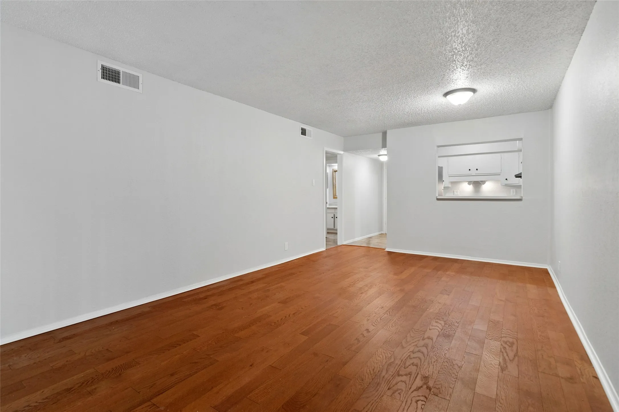 Condominium For Sale in Dallas County , 5311 Fleetwood Oaks Avenue 163, Dallas, Texas 75235, 1 Bedroom, 1 Bathroom, Garage spaces, 784 Sqft, built in 1964, Preowned, Price $155,000, mls#21236549, Real Estate Agent in Dallas, Homes For Sale in Dallas county, Homes For Sale in Dallas, Realtor in Dallas Texas, Real Estate Brokerage Independent Realty Texas, Luminita Cordes Realtor
