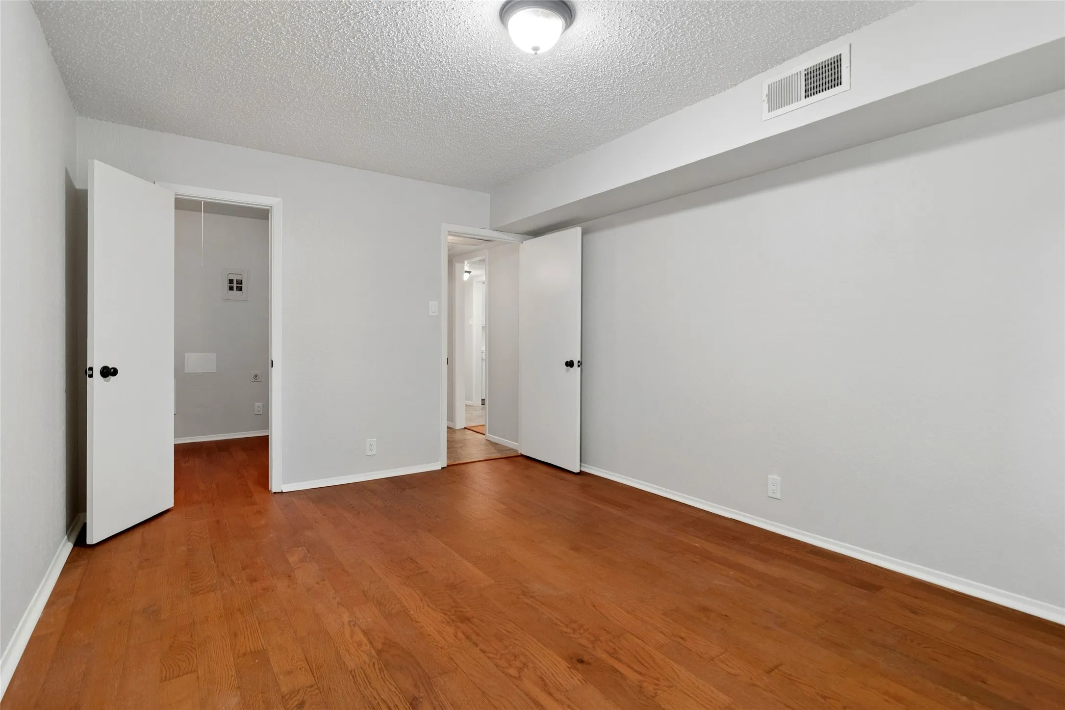 Condominium For Sale in Dallas County , 5311 Fleetwood Oaks Avenue 163, Dallas, Texas 75235, 1 Bedroom, 1 Bathroom, Garage spaces, 784 Sqft, built in 1964, Preowned, Price $155,000, mls#21236549, Real Estate Agent in Dallas, Homes For Sale in Dallas county, Homes For Sale in Dallas, Realtor in Dallas Texas, Real Estate Brokerage Independent Realty Texas, Luminita Cordes Realtor