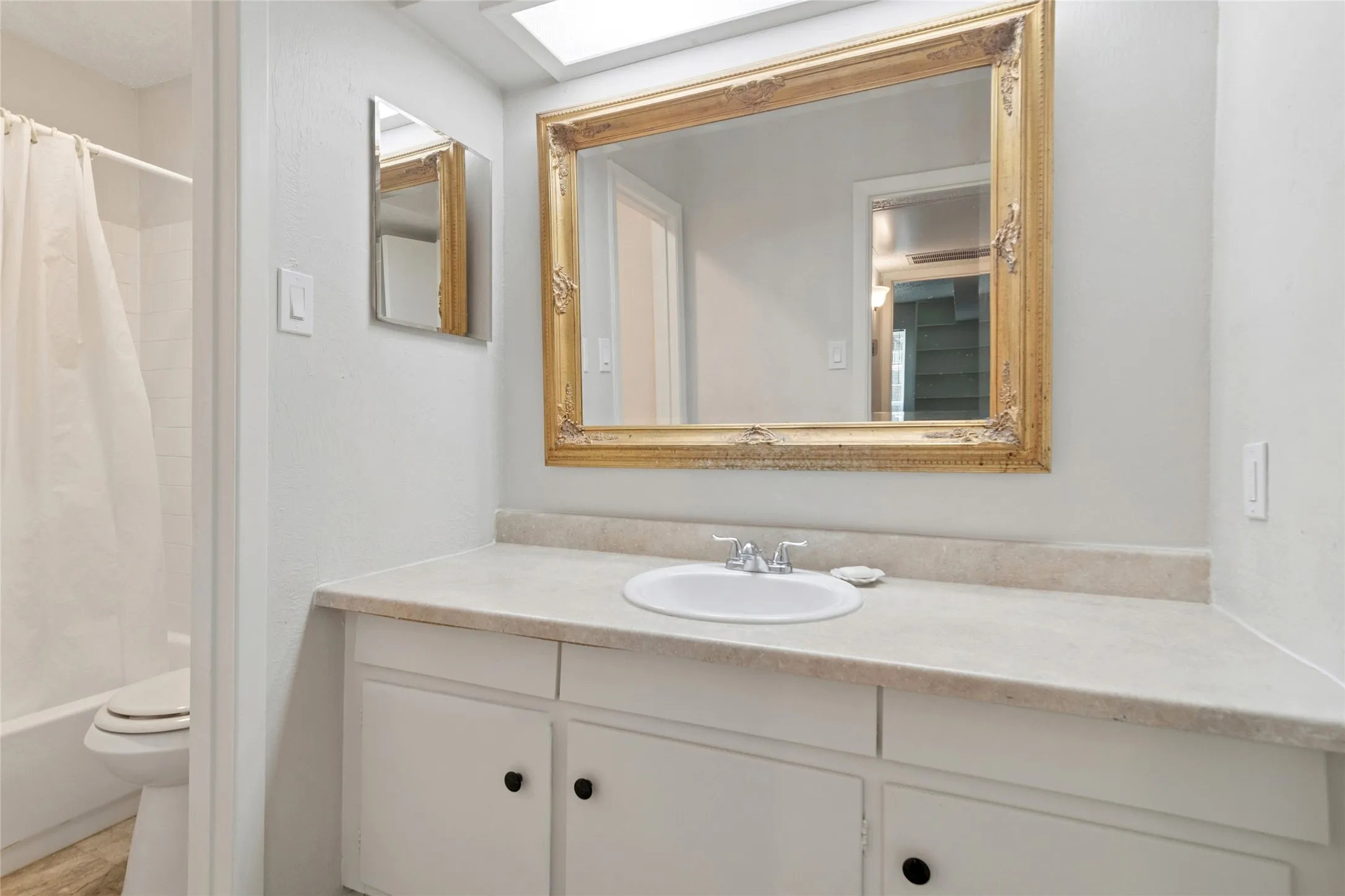 Condominium For Sale in Dallas County , 5311 Fleetwood Oaks Avenue 163, Dallas, Texas 75235, 1 Bedroom, 1 Bathroom, Garage spaces, 784 Sqft, built in 1964, Preowned, Price $155,000, mls#21236549, Real Estate Agent in Dallas, Homes For Sale in Dallas county, Homes For Sale in Dallas, Realtor in Dallas Texas, Real Estate Brokerage Independent Realty Texas, Luminita Cordes Realtor
