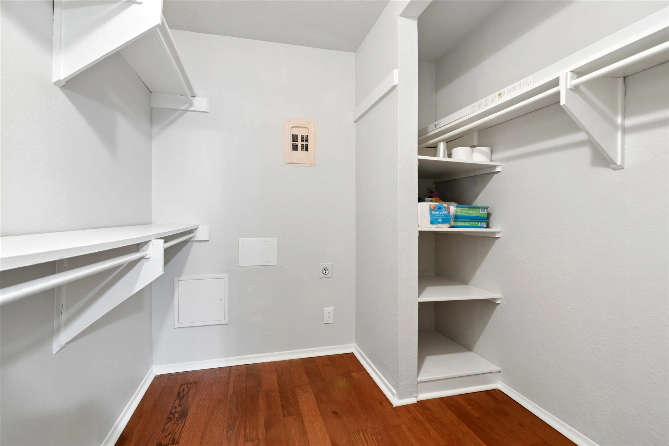 Condominium For Sale in Dallas County , 5311 Fleetwood Oaks Avenue 163, Dallas, Texas 75235, 1 Bedroom, 1 Bathroom, Garage spaces, 784 Sqft, built in 1964, Preowned, Price $155,000, mls#21236549, Real Estate Agent in Dallas, Homes For Sale in Dallas county, Homes For Sale in Dallas, Realtor in Dallas Texas, Real Estate Brokerage Independent Realty Texas, Luminita Cordes Realtor