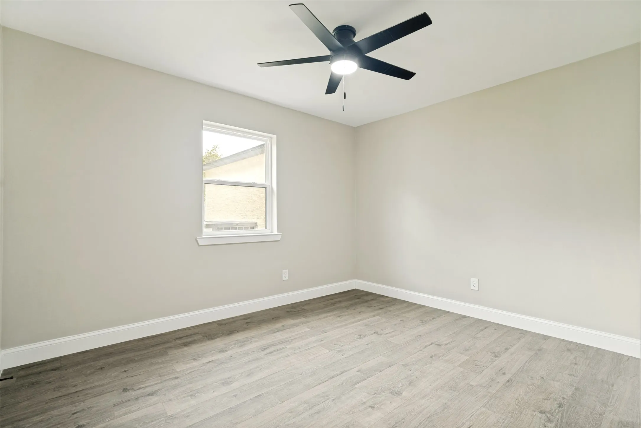 Single Family Residence For Sale in Hood County , 510-512 Grandview Drive, Granbury, Texas 76049, 4 Bedroom, 4 Bathroom, 3 Garage spaces, 2,436 Sqft, built in 1977, mls#21250087, Real Estate Agent in Granbury, Homes For Sale in Hood county, Homes For Sale in Granbury, Realtor in Granbury Texas, Real Estate Brokerage Independent Realty Texas, Luminita Cordes Realtor