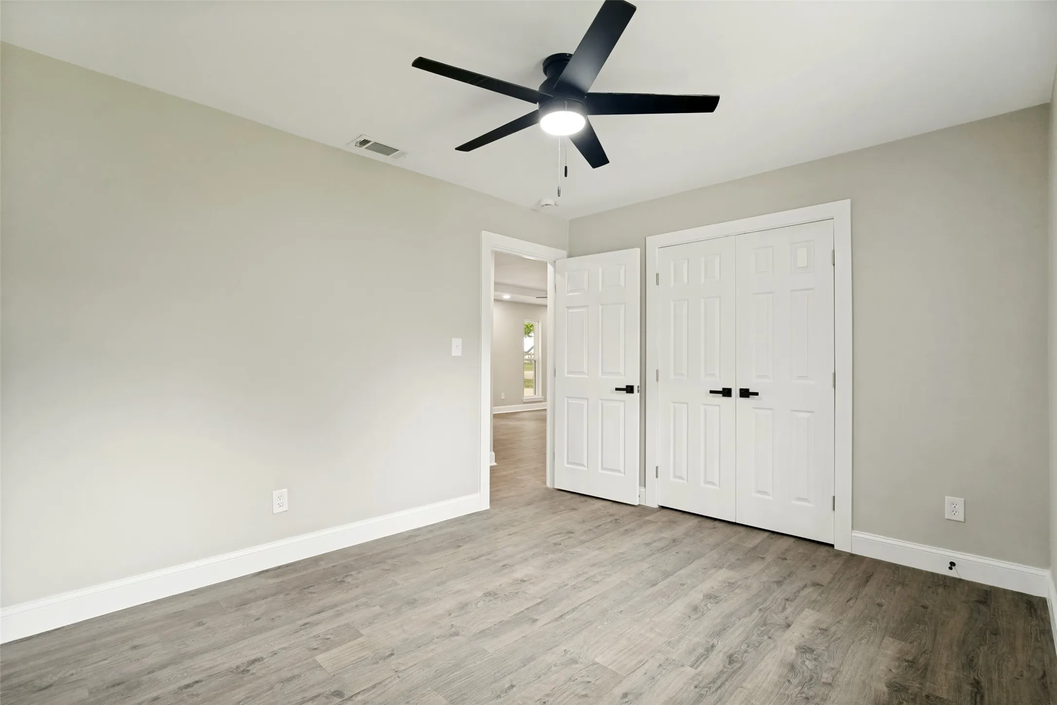 Single Family Residence For Sale in Hood County , 510-512 Grandview Drive, Granbury, Texas 76049, 4 Bedroom, 4 Bathroom, 3 Garage spaces, 2,436 Sqft, built in 1977, mls#21250087, Real Estate Agent in Granbury, Homes For Sale in Hood county, Homes For Sale in Granbury, Realtor in Granbury Texas, Real Estate Brokerage Independent Realty Texas, Luminita Cordes Realtor