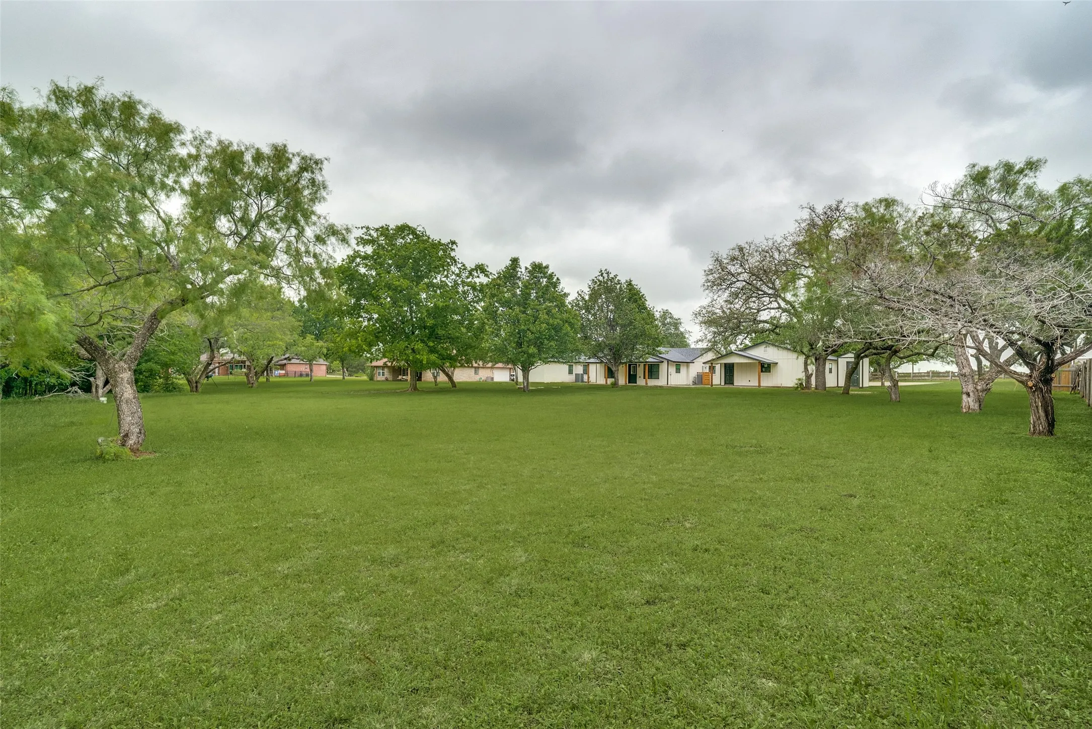 Single Family Residence For Sale in Hood County , 510-512 Grandview Drive, Granbury, Texas 76049, 4 Bedroom, 4 Bathroom, 3 Garage spaces, 2,436 Sqft, built in 1977, mls#21250087, Real Estate Agent in Granbury, Homes For Sale in Hood county, Homes For Sale in Granbury, Realtor in Granbury Texas, Real Estate Brokerage Independent Realty Texas, Luminita Cordes Realtor