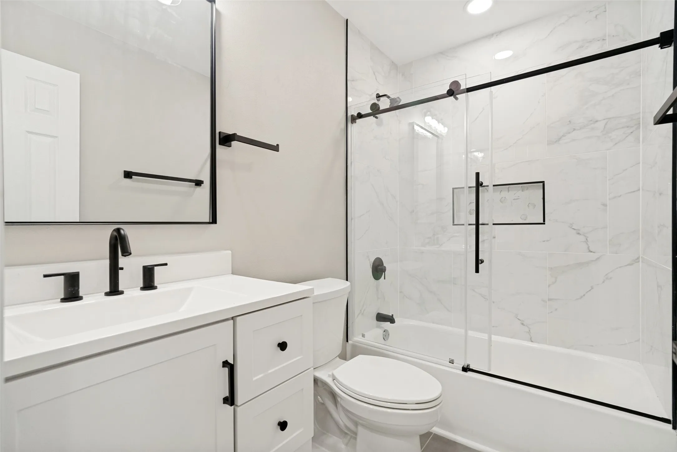 Single Family Residence For Sale in Hood County , 510-512 Grandview Drive, Granbury, Texas 76049, 4 Bedroom, 4 Bathroom, 3 Garage spaces, 2,436 Sqft, built in 1977, mls#21250087, Real Estate Agent in Granbury, Homes For Sale in Hood county, Homes For Sale in Granbury, Realtor in Granbury Texas, Real Estate Brokerage Independent Realty Texas, Luminita Cordes Realtor