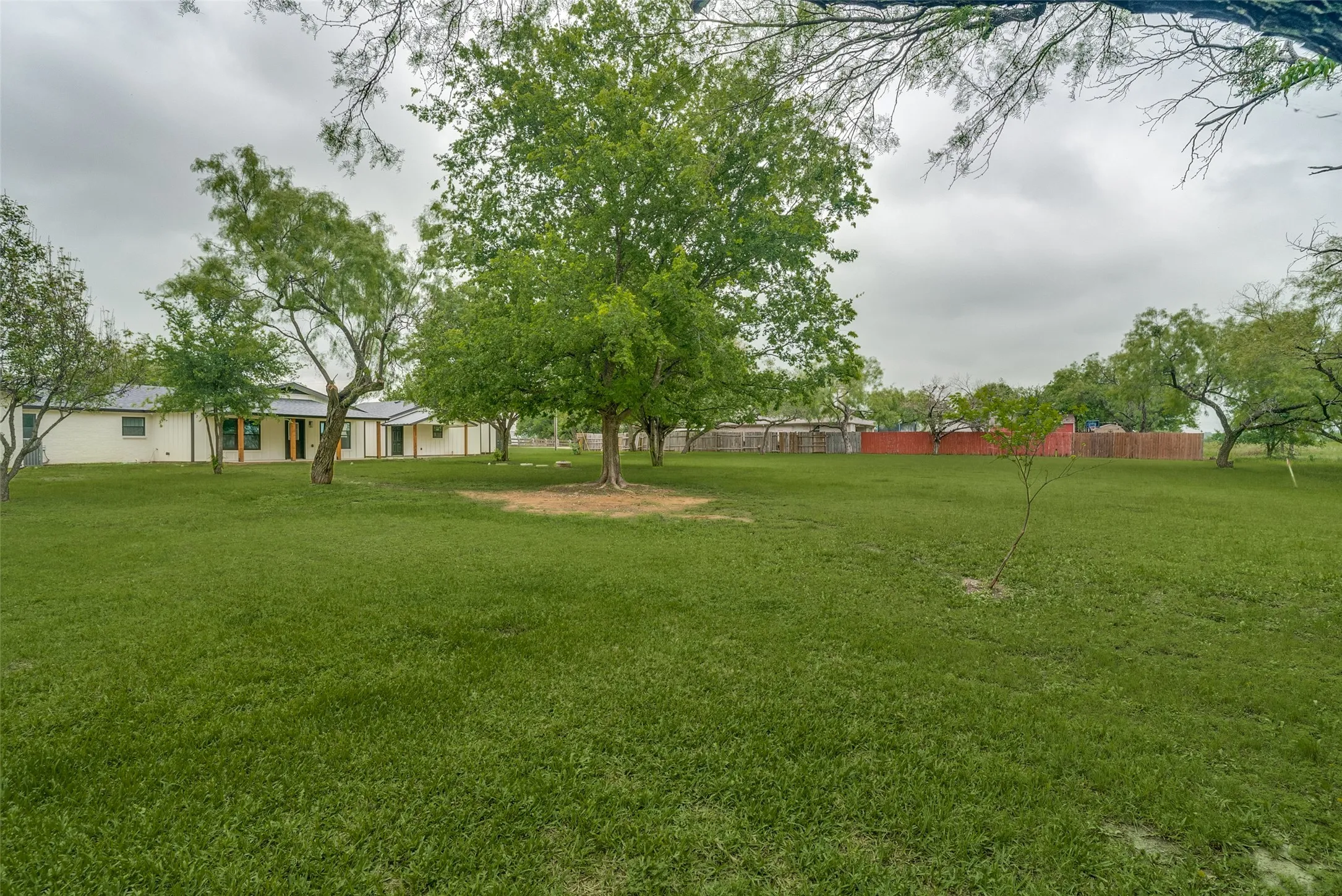 Single Family Residence For Sale in Hood County , 510-512 Grandview Drive, Granbury, Texas 76049, 4 Bedroom, 4 Bathroom, 3 Garage spaces, 2,436 Sqft, built in 1977, mls#21250087, Real Estate Agent in Granbury, Homes For Sale in Hood county, Homes For Sale in Granbury, Realtor in Granbury Texas, Real Estate Brokerage Independent Realty Texas, Luminita Cordes Realtor